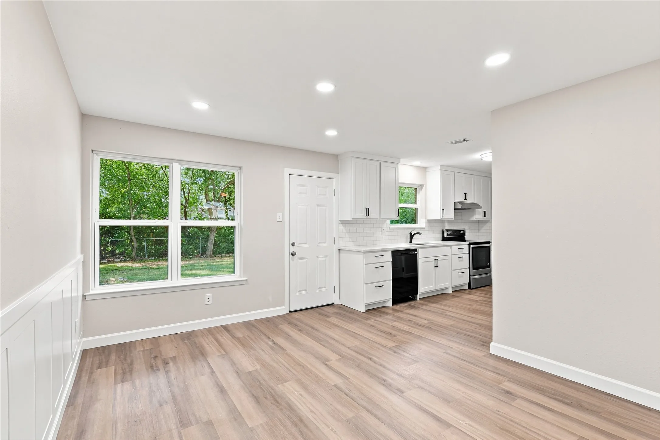 Single Family Residence For Sale in Dallas County , 2730 Ridgewood Street, Irving, Texas 75062, 3 Bedroom, 2 Bathroom, 1 Garage spaces, 1,176 Sqft, built in 1961, mls#21353222, Real Estate Agent in Irving, Homes For Sale in Dallas county, Homes For Sale in Irving, Realtor in Irving Texas, Real Estate Brokerage Independent Realty Texas, Luminita Cordes Realtor