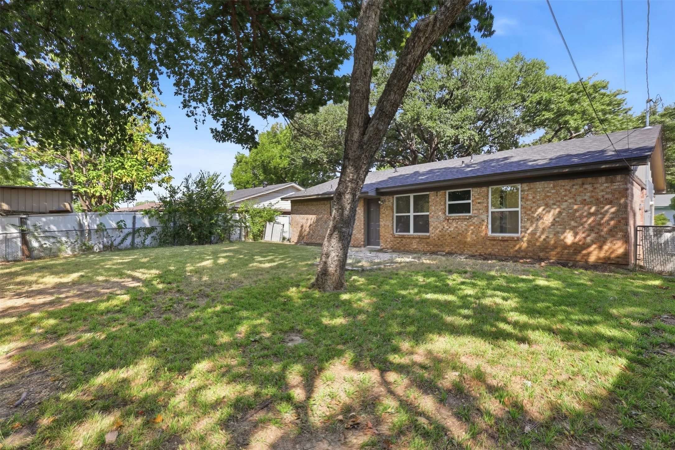 Single Family Residence For Sale in Dallas County , 2730 Ridgewood Street, Irving, Texas 75062, 3 Bedroom, 2 Bathroom, 1 Garage spaces, 1,176 Sqft, built in 1961, mls#21353222, Real Estate Agent in Irving, Homes For Sale in Dallas county, Homes For Sale in Irving, Realtor in Irving Texas, Real Estate Brokerage Independent Realty Texas, Luminita Cordes Realtor