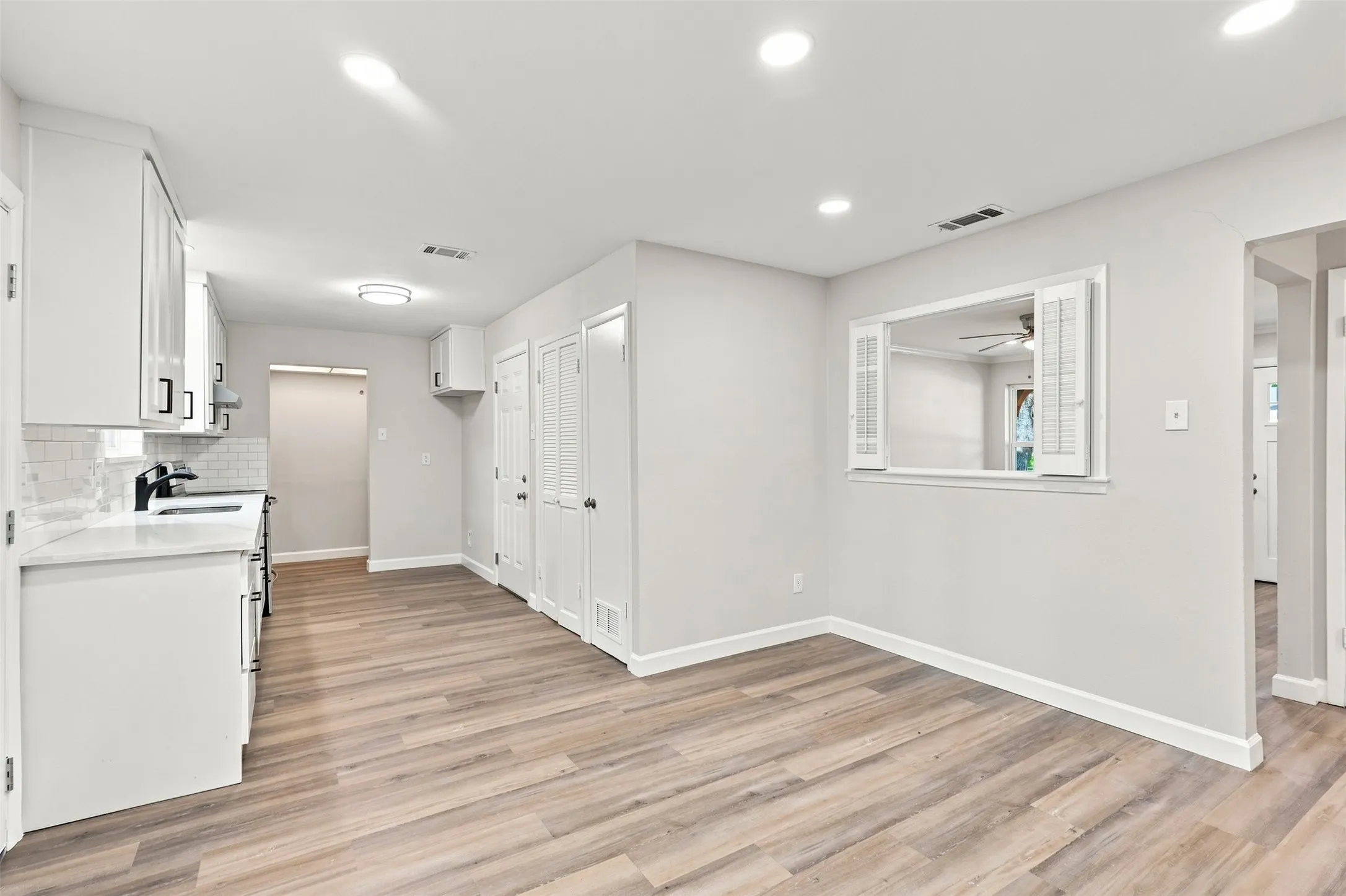 Single Family Residence For Sale in Dallas County , 2730 Ridgewood Street, Irving, Texas 75062, 3 Bedroom, 2 Bathroom, 1 Garage spaces, 1,176 Sqft, built in 1961, mls#21353222, Real Estate Agent in Irving, Homes For Sale in Dallas county, Homes For Sale in Irving, Realtor in Irving Texas, Real Estate Brokerage Independent Realty Texas, Luminita Cordes Realtor