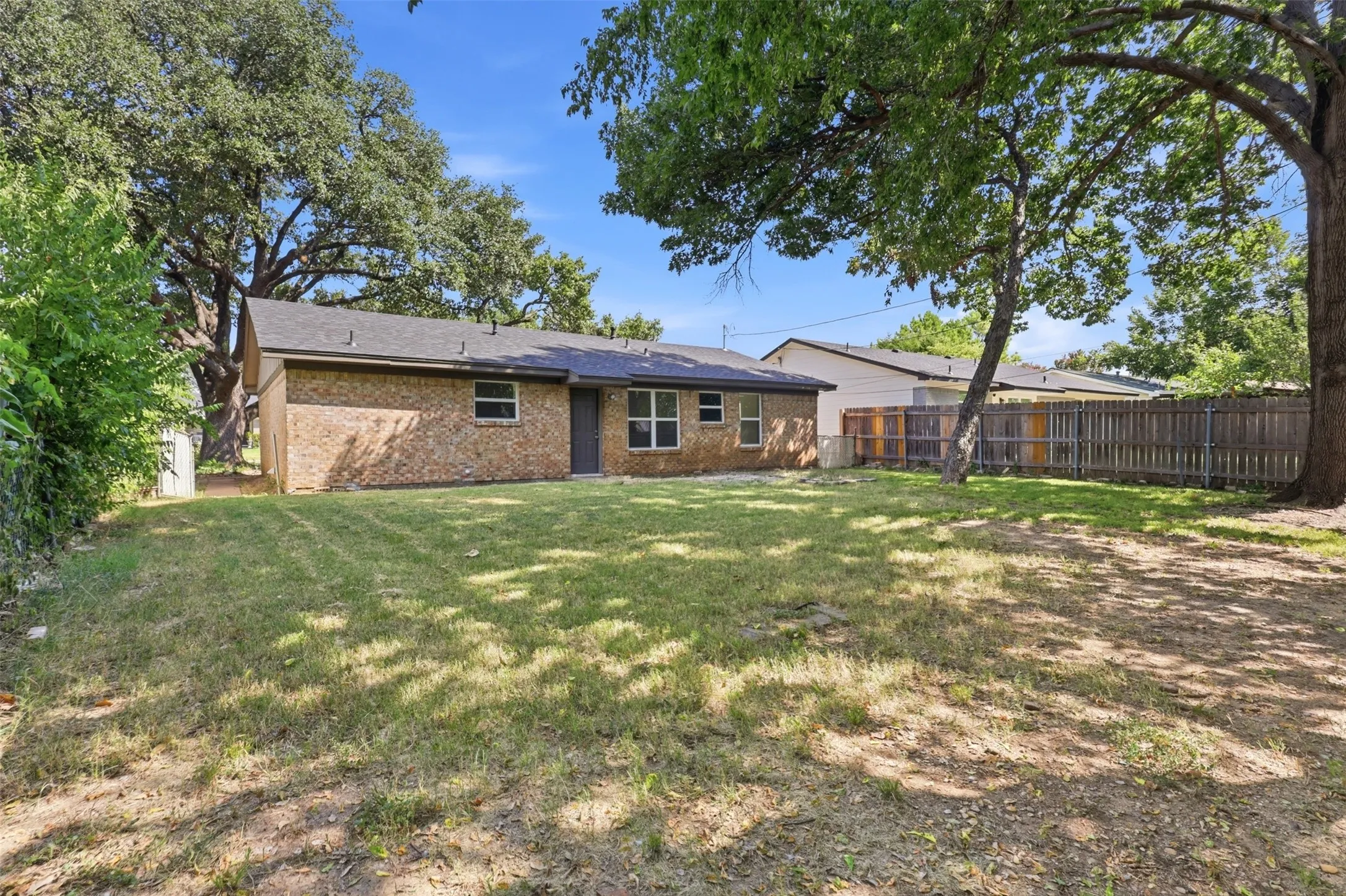 Single Family Residence For Sale in Dallas County , 2730 Ridgewood Street, Irving, Texas 75062, 3 Bedroom, 2 Bathroom, 1 Garage spaces, 1,176 Sqft, built in 1961, mls#21353222, Real Estate Agent in Irving, Homes For Sale in Dallas county, Homes For Sale in Irving, Realtor in Irving Texas, Real Estate Brokerage Independent Realty Texas, Luminita Cordes Realtor