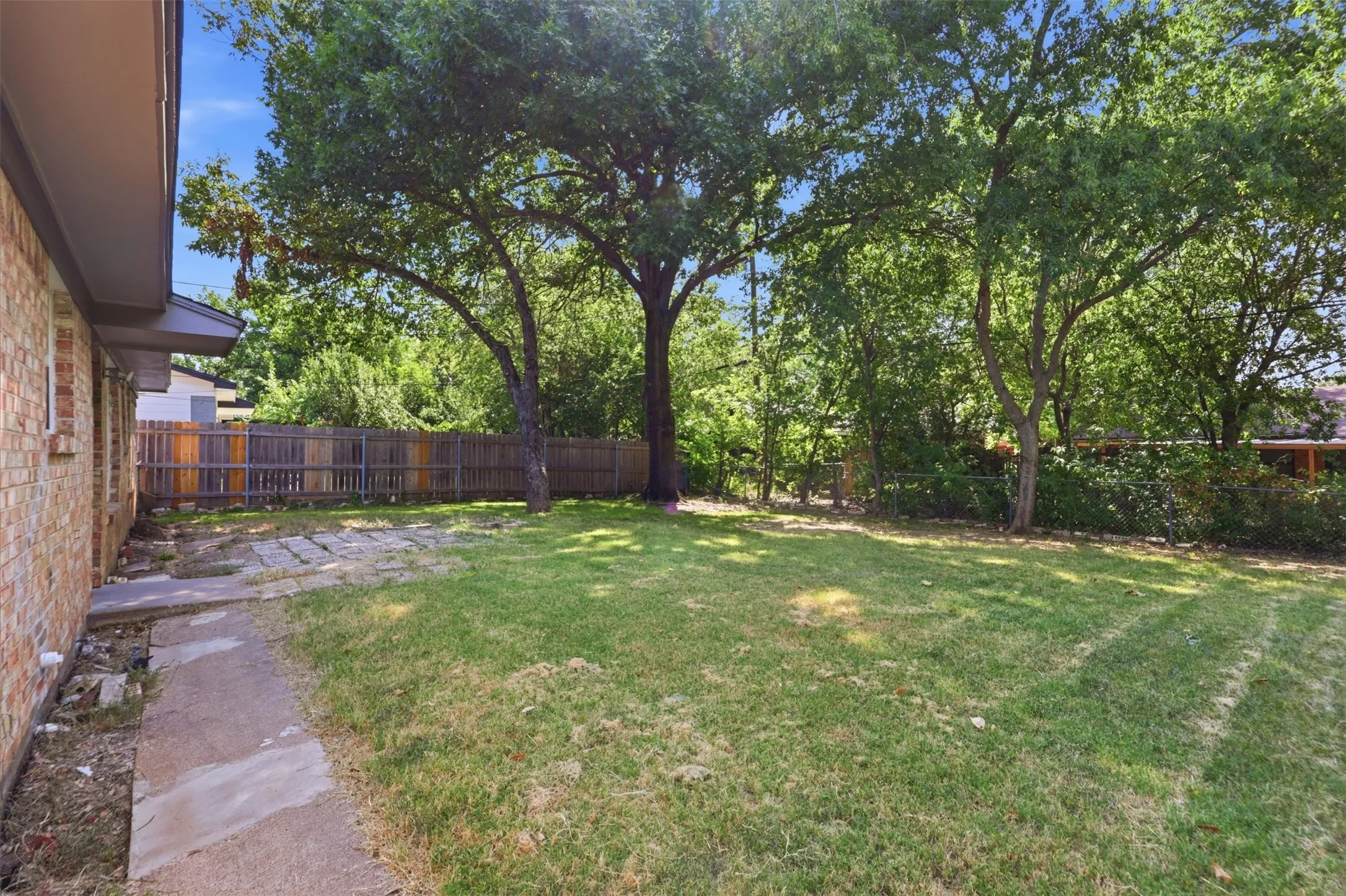 Single Family Residence For Sale in Dallas County , 2730 Ridgewood Street, Irving, Texas 75062, 3 Bedroom, 2 Bathroom, 1 Garage spaces, 1,176 Sqft, built in 1961, mls#21353222, Real Estate Agent in Irving, Homes For Sale in Dallas county, Homes For Sale in Irving, Realtor in Irving Texas, Real Estate Brokerage Independent Realty Texas, Luminita Cordes Realtor