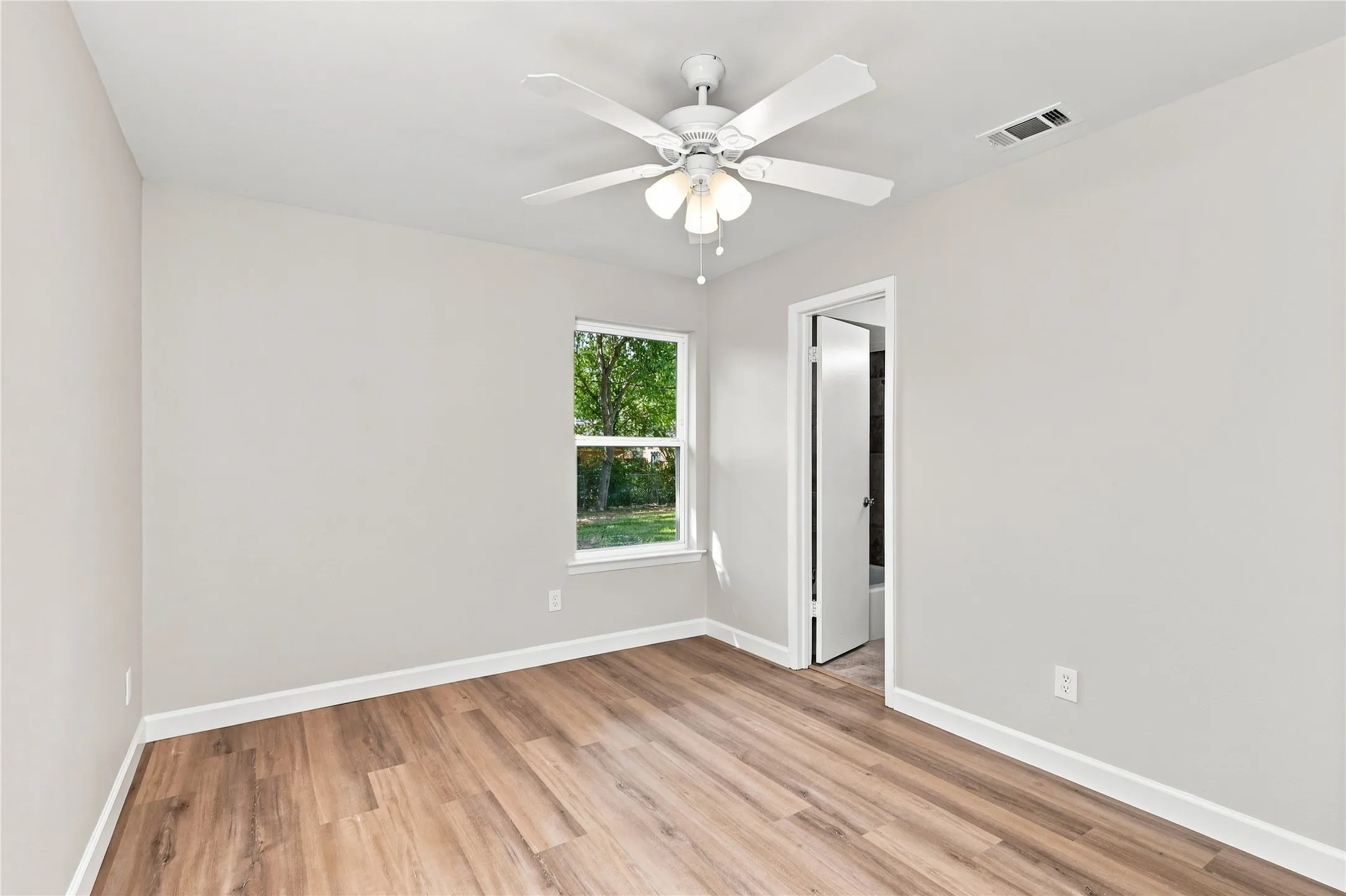 Single Family Residence For Sale in Dallas County , 2730 Ridgewood Street, Irving, Texas 75062, 3 Bedroom, 2 Bathroom, 1 Garage spaces, 1,176 Sqft, built in 1961, mls#21353222, Real Estate Agent in Irving, Homes For Sale in Dallas county, Homes For Sale in Irving, Realtor in Irving Texas, Real Estate Brokerage Independent Realty Texas, Luminita Cordes Realtor
