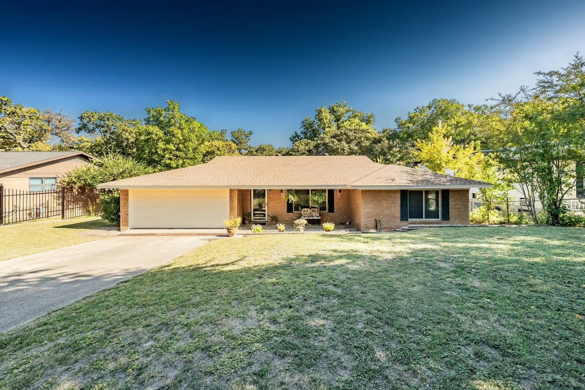 Single Family Residence For Sale in Tarrant County , 300 Shoreline Drive, Azle, Texas 76020, 3 Bedroom, 2 Bathroom, 2 Garage spaces, 2,112 Sqft, built in 1956, mls#21354955, Real Estate Agent in Azle, Homes For Sale in Tarrant county, Homes For Sale in Azle, Realtor in Azle Texas, Real Estate Brokerage Independent Realty Texas, Luminita Cordes Realtor