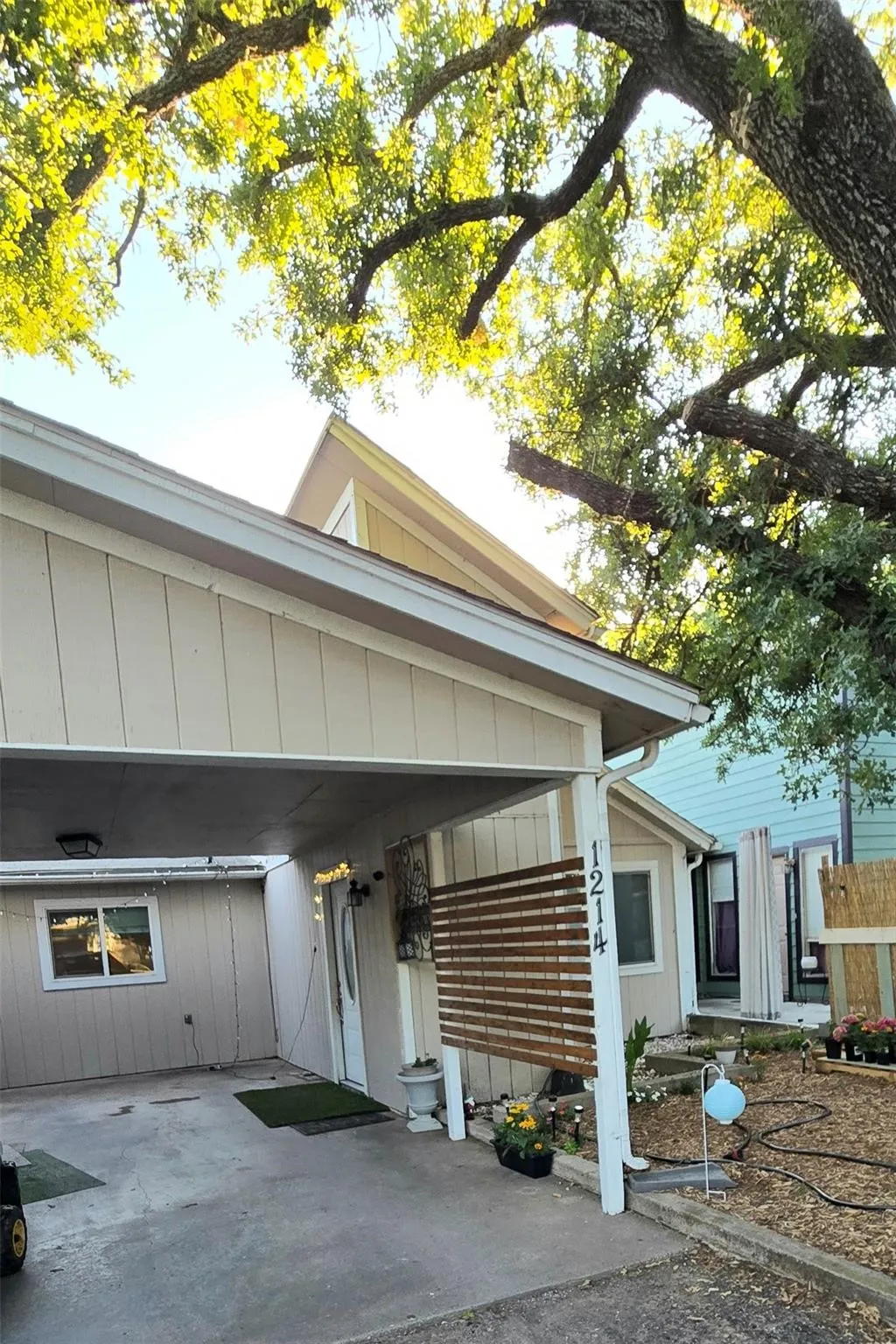 Single Family Residence For Sale in Wise County , 1214 Elm Court, Runaway Bay, Texas 76426, 3 Bedroom, 2 Bathroom, Garage spaces, 1,404 Sqft, built in 1970, mls#21355065, Real Estate Agent in Runaway Bay, Homes For Sale in Wise county, Homes For Sale in Runaway Bay, Realtor in Runaway Bay Texas, Real Estate Brokerage Independent Realty Texas, Luminita Cordes Realtor