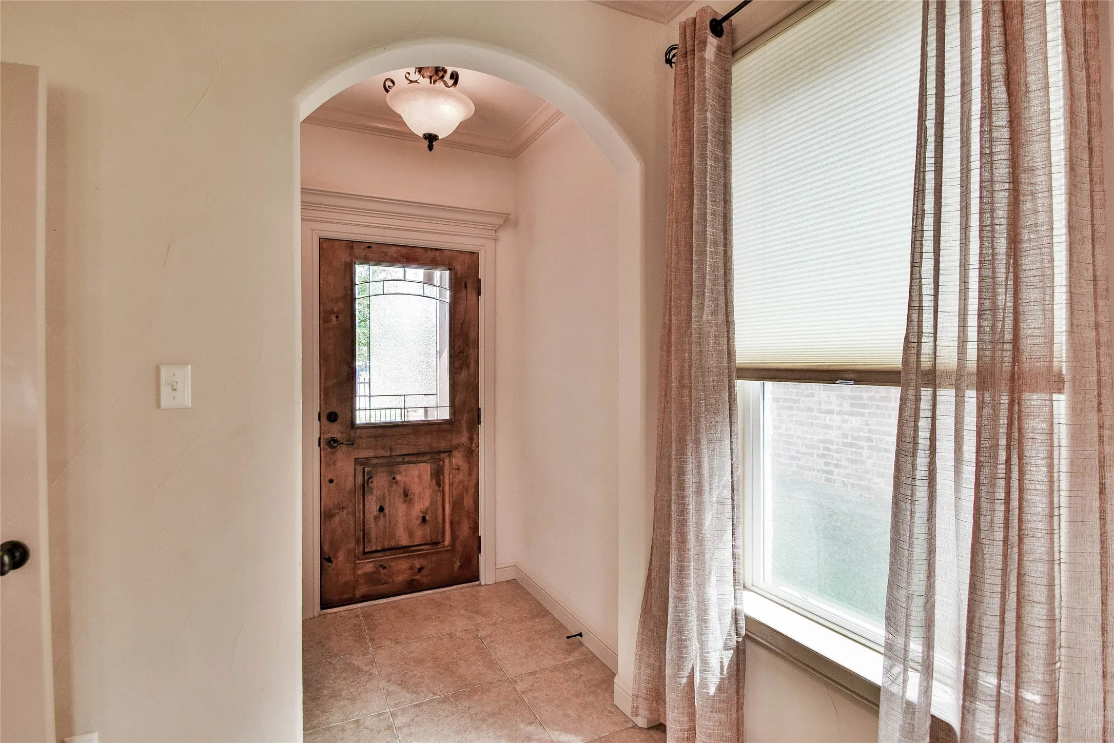 Foyer entrance with arched walkway