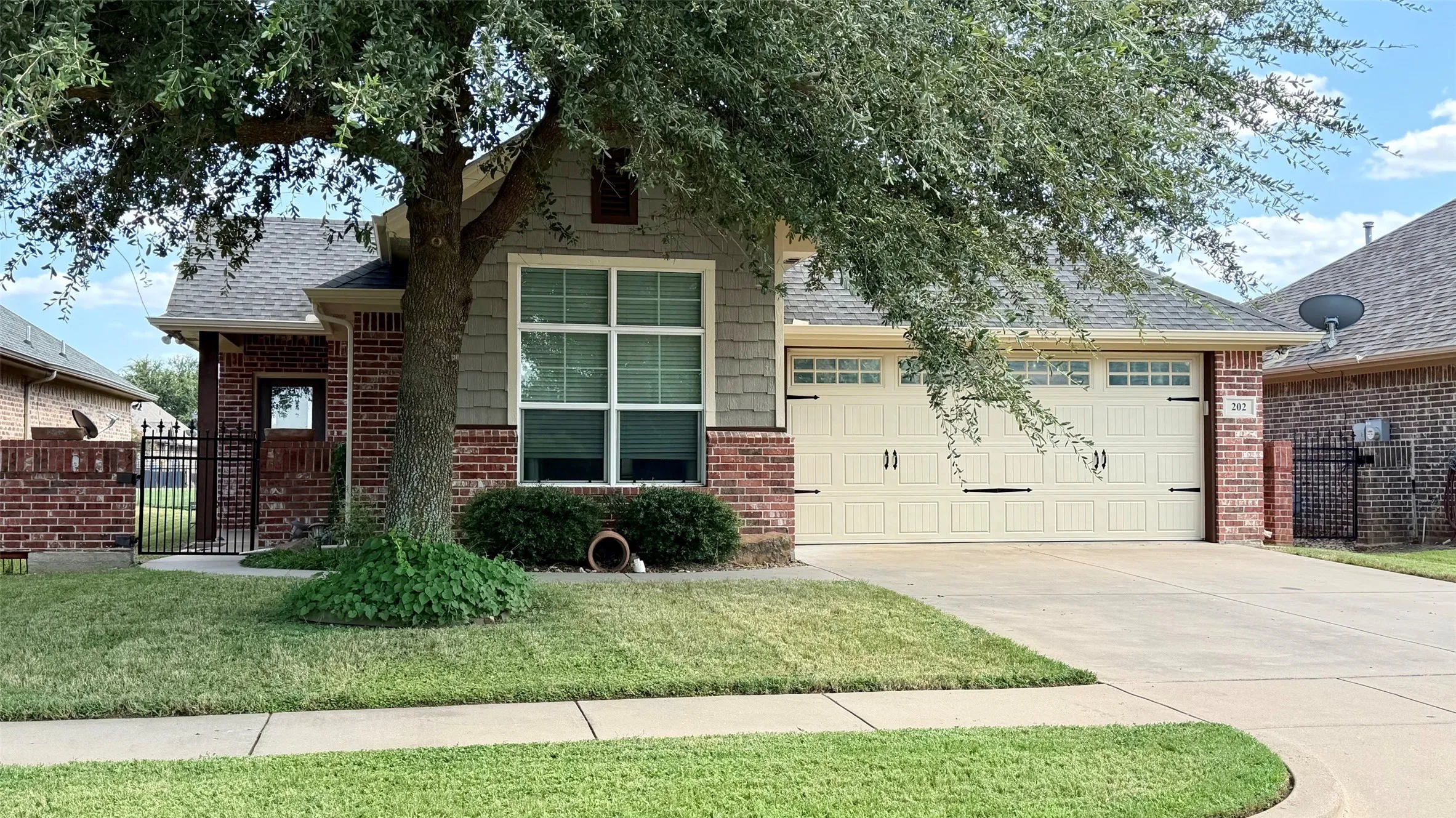 Single Family Residence For Sale in Hood County , 202 Captains Court, Granbury, Texas 76049, 3 Bedroom, 2 Bathroom, 2 Garage spaces, 1,564 Sqft, built in 2012, mls#21345756, Real Estate Agent in Granbury, Homes For Sale in Hood county, Homes For Sale in Granbury, Realtor in Granbury Texas, Real Estate Brokerage Independent Realty Texas, Luminita Cordes Realtor