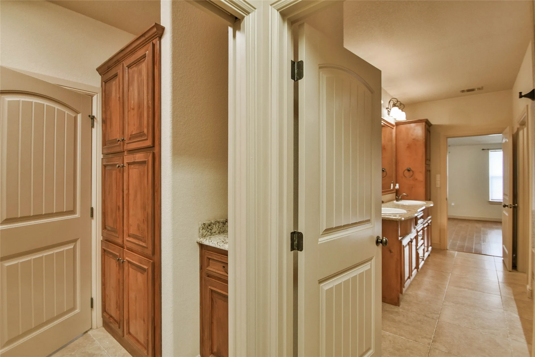 Single Family Residence For Sale in Hood County , 202 Captains Court, Granbury, Texas 76049, 3 Bedroom, 2 Bathroom, 2 Garage spaces, 1,564 Sqft, built in 2012, mls#21345756, Real Estate Agent in Granbury, Homes For Sale in Hood county, Homes For Sale in Granbury, Realtor in Granbury Texas, Real Estate Brokerage Independent Realty Texas, Luminita Cordes Realtor
