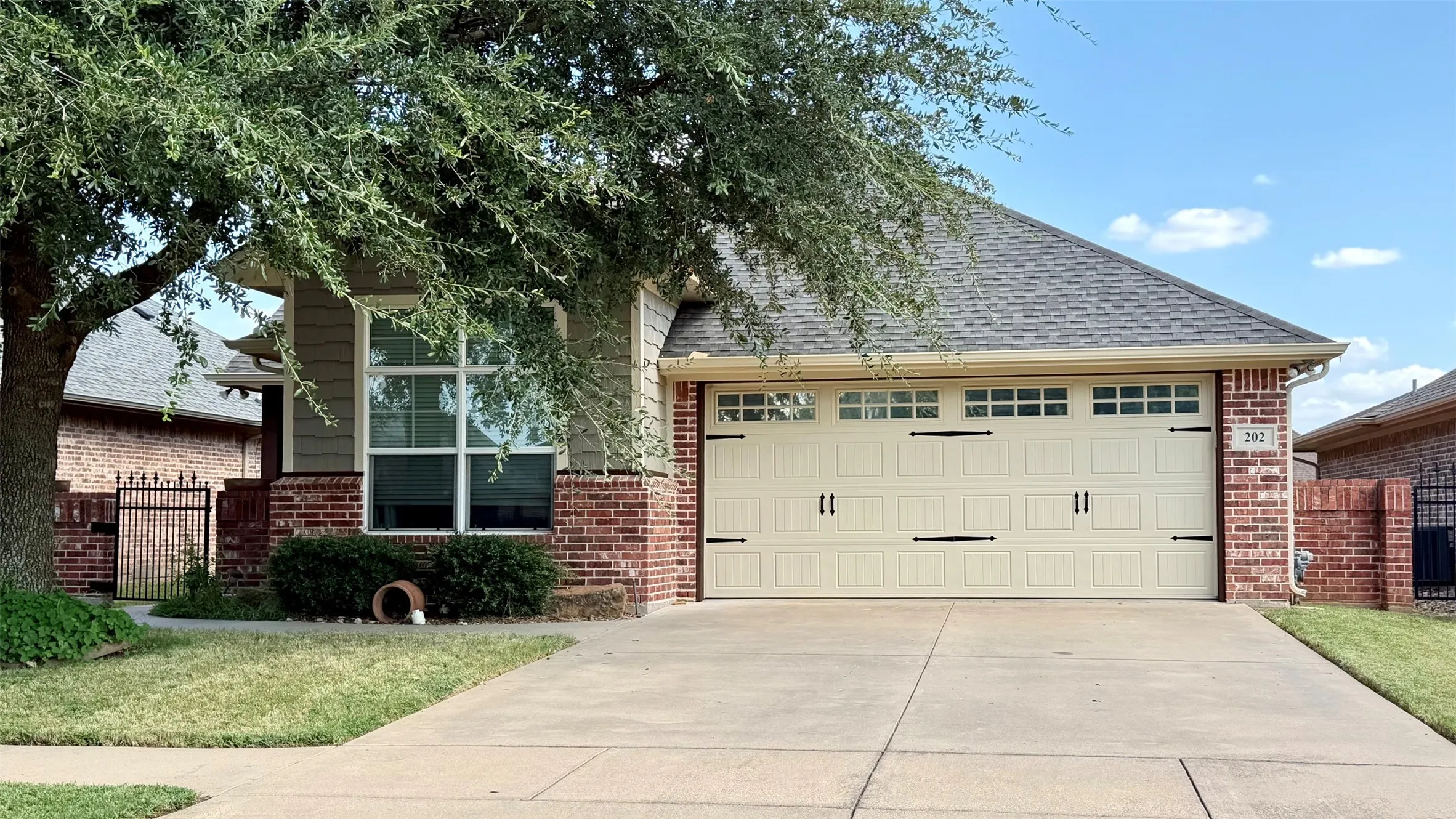 Single Family Residence For Sale in Hood County , 202 Captains Court, Granbury, Texas 76049, 3 Bedroom, 2 Bathroom, 2 Garage spaces, 1,564 Sqft, built in 2012, mls#21345756, Real Estate Agent in Granbury, Homes For Sale in Hood county, Homes For Sale in Granbury, Realtor in Granbury Texas, Real Estate Brokerage Independent Realty Texas, Luminita Cordes Realtor