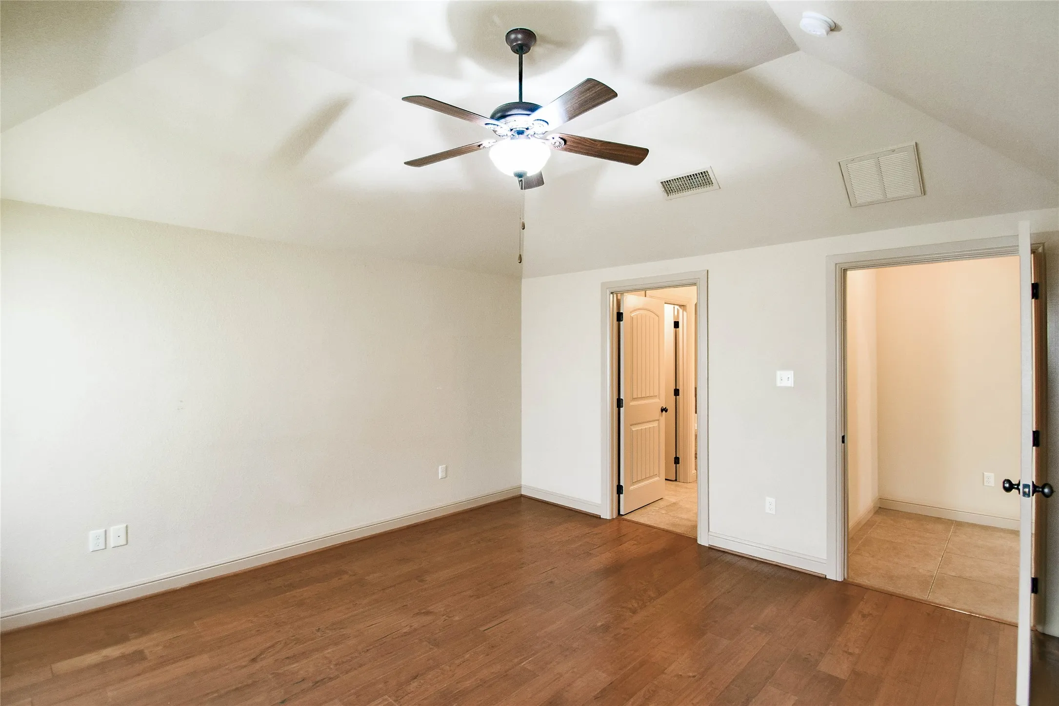 Single Family Residence For Sale in Hood County , 202 Captains Court, Granbury, Texas 76049, 3 Bedroom, 2 Bathroom, 2 Garage spaces, 1,564 Sqft, built in 2012, mls#21345756, Real Estate Agent in Granbury, Homes For Sale in Hood county, Homes For Sale in Granbury, Realtor in Granbury Texas, Real Estate Brokerage Independent Realty Texas, Luminita Cordes Realtor