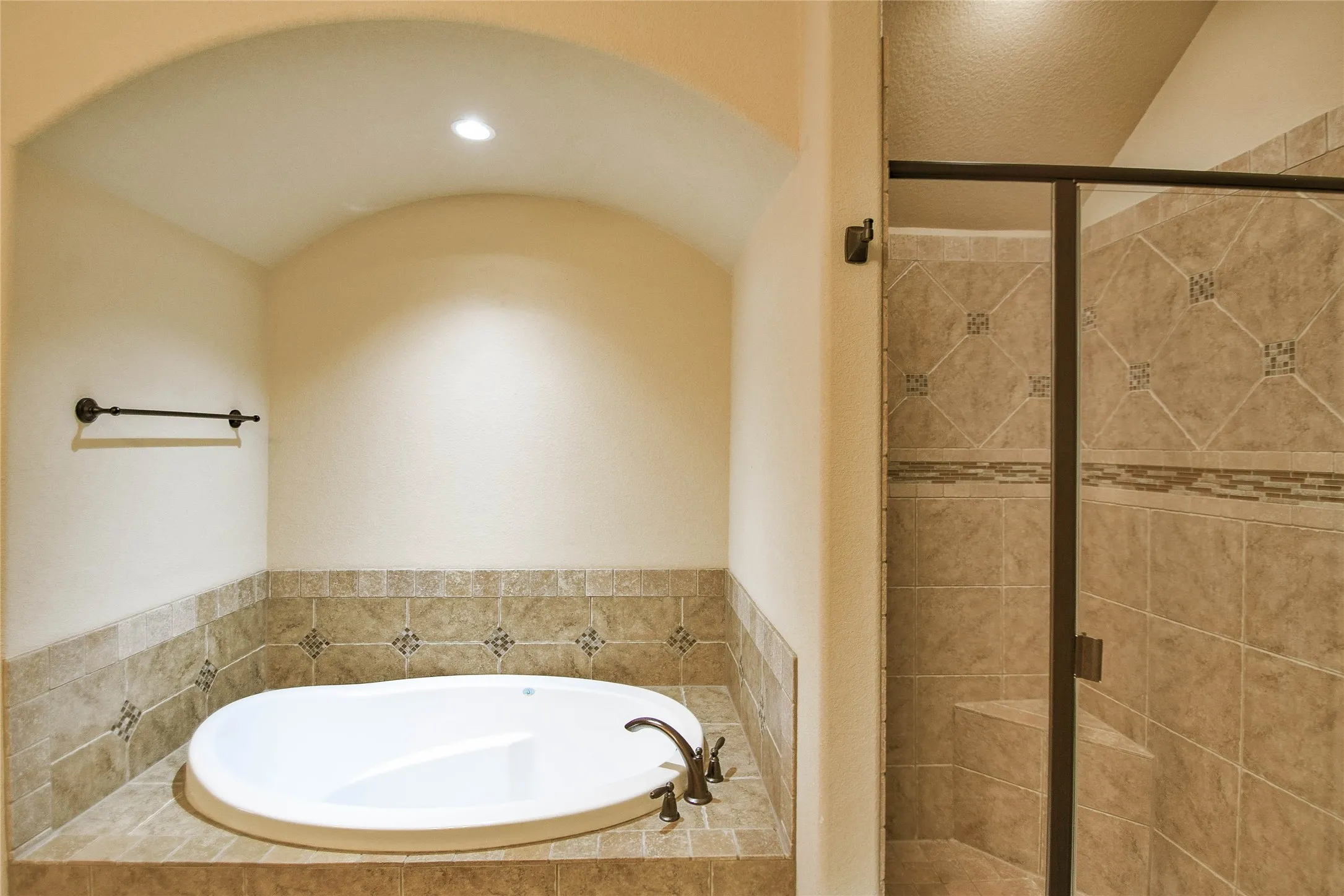 Single Family Residence For Sale in Hood County , 202 Captains Court, Granbury, Texas 76049, 3 Bedroom, 2 Bathroom, 2 Garage spaces, 1,564 Sqft, built in 2012, mls#21345756, Real Estate Agent in Granbury, Homes For Sale in Hood county, Homes For Sale in Granbury, Realtor in Granbury Texas, Real Estate Brokerage Independent Realty Texas, Luminita Cordes Realtor
