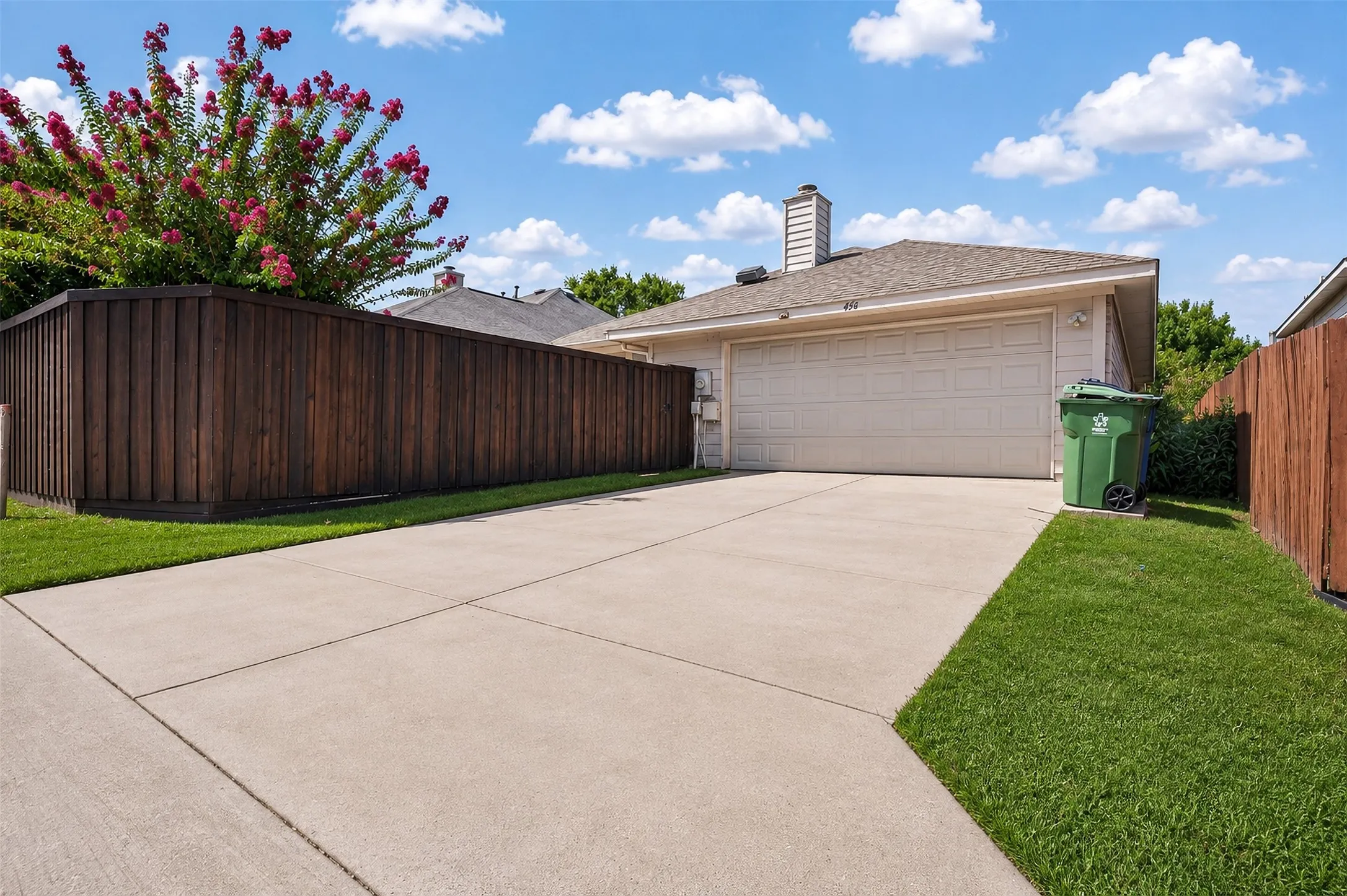 Single Family Residence For Sale in Denton County , 456 Ridge Meade Drive, Lewisville, Texas 75067, 3 Bedroom, 2 Bathroom, 1 Garage spaces, 1,918 Sqft, built in 1996, mls#21347937, Real Estate Agent in Lewisville, Homes For Sale in Denton county, Homes For Sale in Lewisville, Realtor in Lewisville Texas, Real Estate Brokerage Independent Realty Texas, Luminita Cordes Realtor