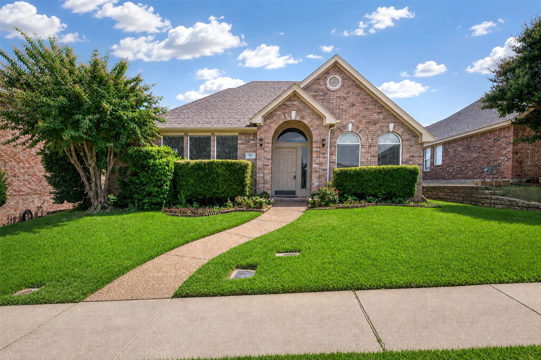Single Family Residence For Sale in Denton County , 456 Ridge Meade Drive, Lewisville, Texas 75067, 3 Bedroom, 2 Bathroom, 1 Garage spaces, 1,918 Sqft, built in 1996, mls#21347937, Real Estate Agent in Lewisville, Homes For Sale in Denton county, Homes For Sale in Lewisville, Realtor in Lewisville Texas, Real Estate Brokerage Independent Realty Texas, Luminita Cordes Realtor