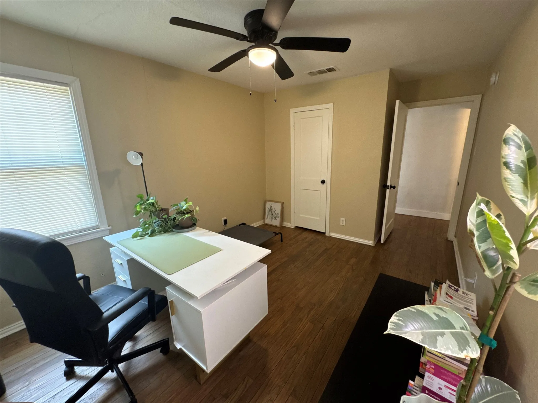 Single Family Residence For Rent in Dallas County , 2454 Lea Crest Drive, Dallas, Texas 75216, 3 Bedroom, 1 Bathroom, Garage spaces, 980 Sqft, built in 1949, mls#21355055, Real Estate Agent in Dallas, Homes For Rent in Dallas county, Homes For Rent in Dallas, Realtor in Dallas Texas, Real Estate Brokerage Independent Realty Texas, Luminita Cordes Realtor