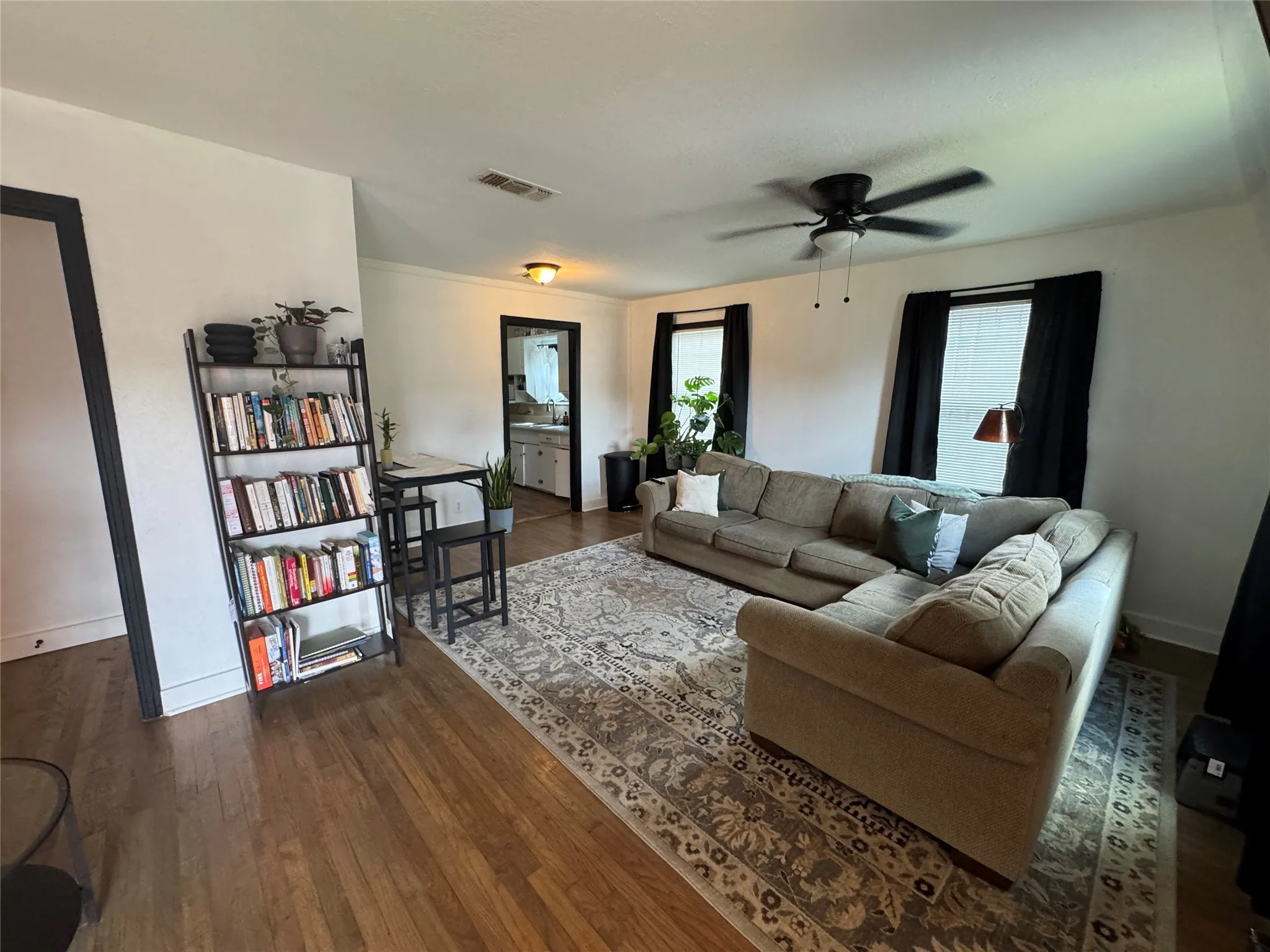 Single Family Residence For Rent in Dallas County , 2454 Lea Crest Drive, Dallas, Texas 75216, 3 Bedroom, 1 Bathroom, Garage spaces, 980 Sqft, built in 1949, mls#21355055, Real Estate Agent in Dallas, Homes For Rent in Dallas county, Homes For Rent in Dallas, Realtor in Dallas Texas, Real Estate Brokerage Independent Realty Texas, Luminita Cordes Realtor
