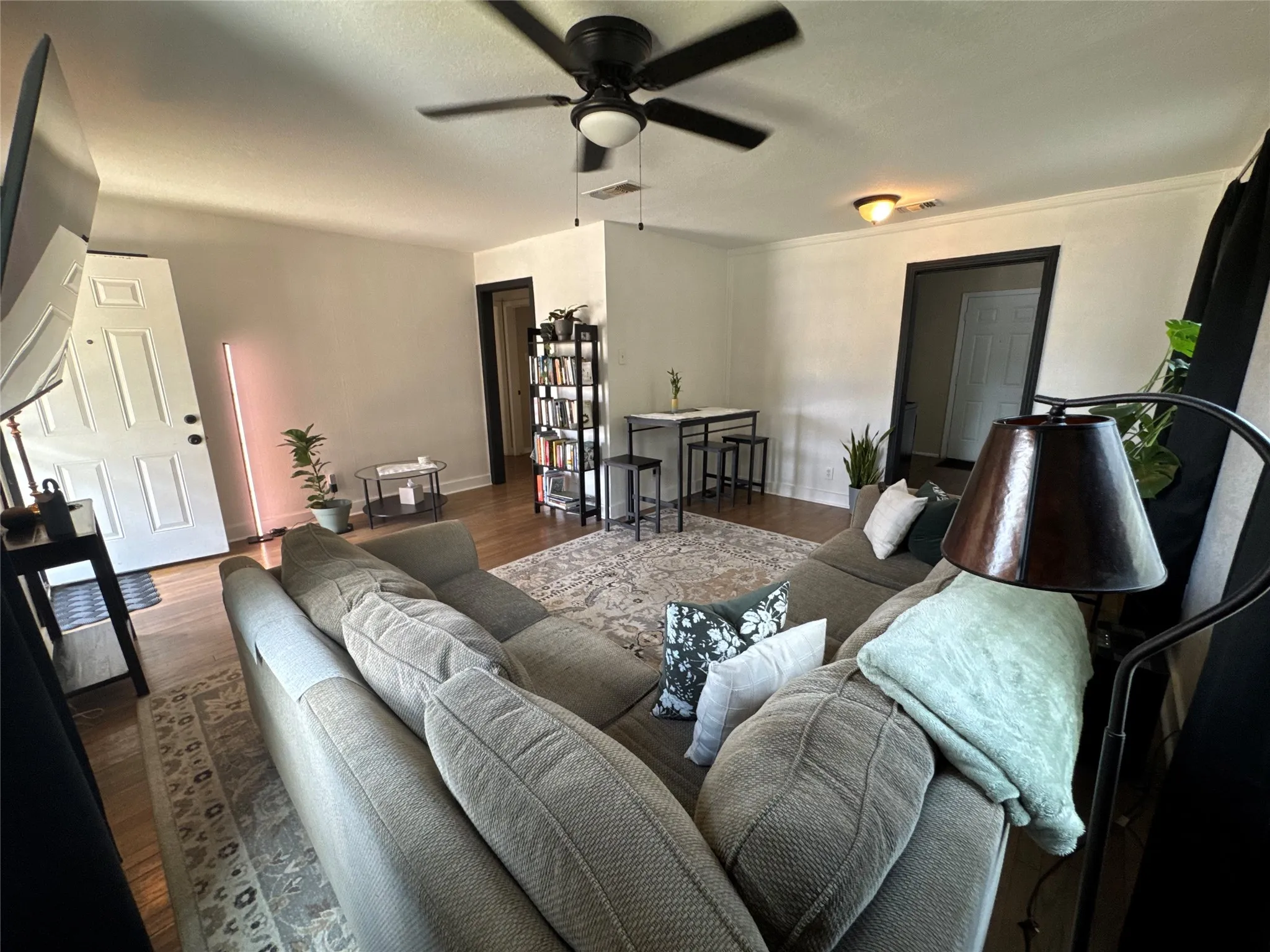 Single Family Residence For Rent in Dallas County , 2454 Lea Crest Drive, Dallas, Texas 75216, 3 Bedroom, 1 Bathroom, Garage spaces, 980 Sqft, built in 1949, mls#21355055, Real Estate Agent in Dallas, Homes For Rent in Dallas county, Homes For Rent in Dallas, Realtor in Dallas Texas, Real Estate Brokerage Independent Realty Texas, Luminita Cordes Realtor