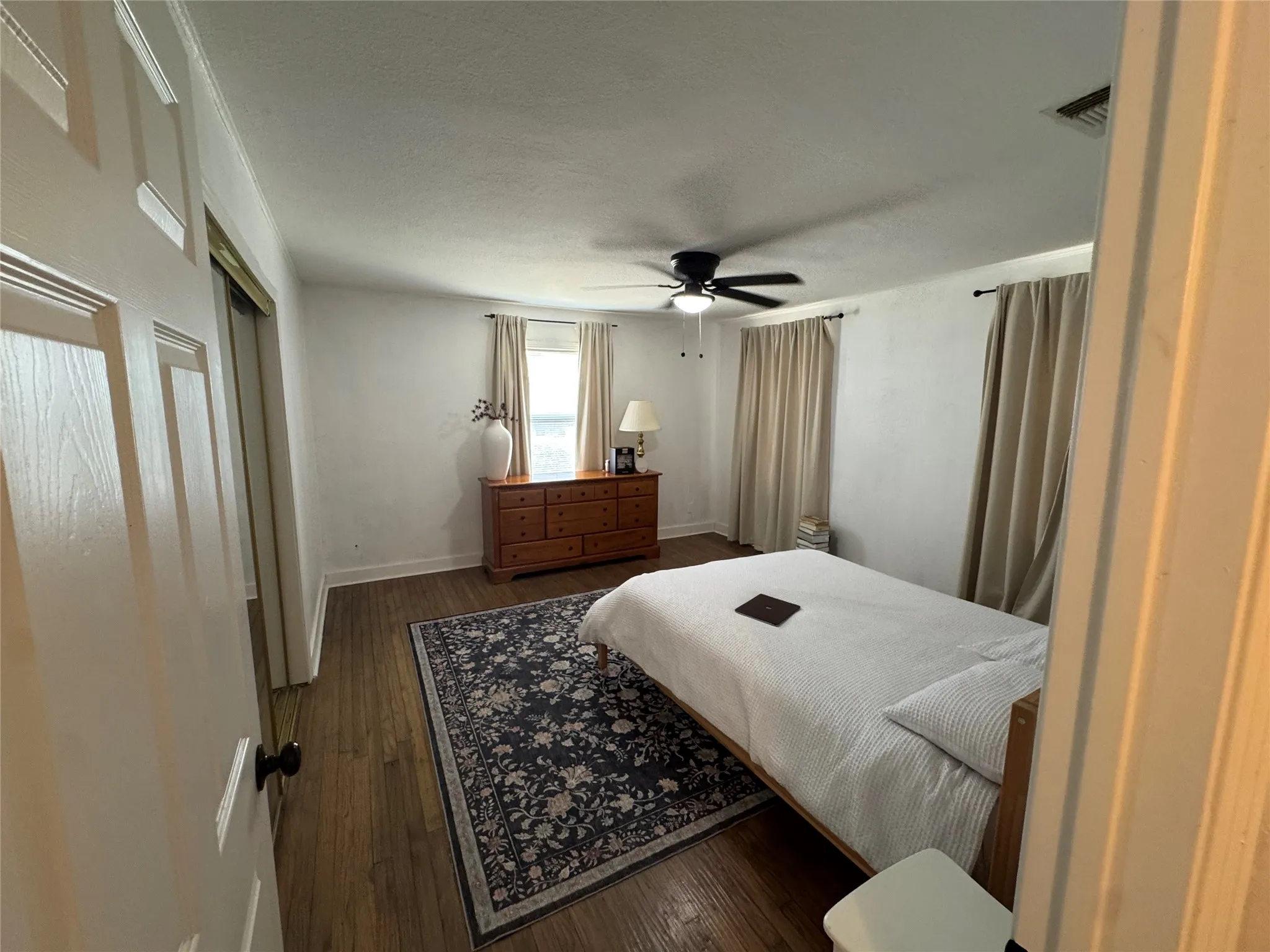 Single Family Residence For Rent in Dallas County , 2454 Lea Crest Drive, Dallas, Texas 75216, 3 Bedroom, 1 Bathroom, Garage spaces, 980 Sqft, built in 1949, mls#21355055, Real Estate Agent in Dallas, Homes For Rent in Dallas county, Homes For Rent in Dallas, Realtor in Dallas Texas, Real Estate Brokerage Independent Realty Texas, Luminita Cordes Realtor