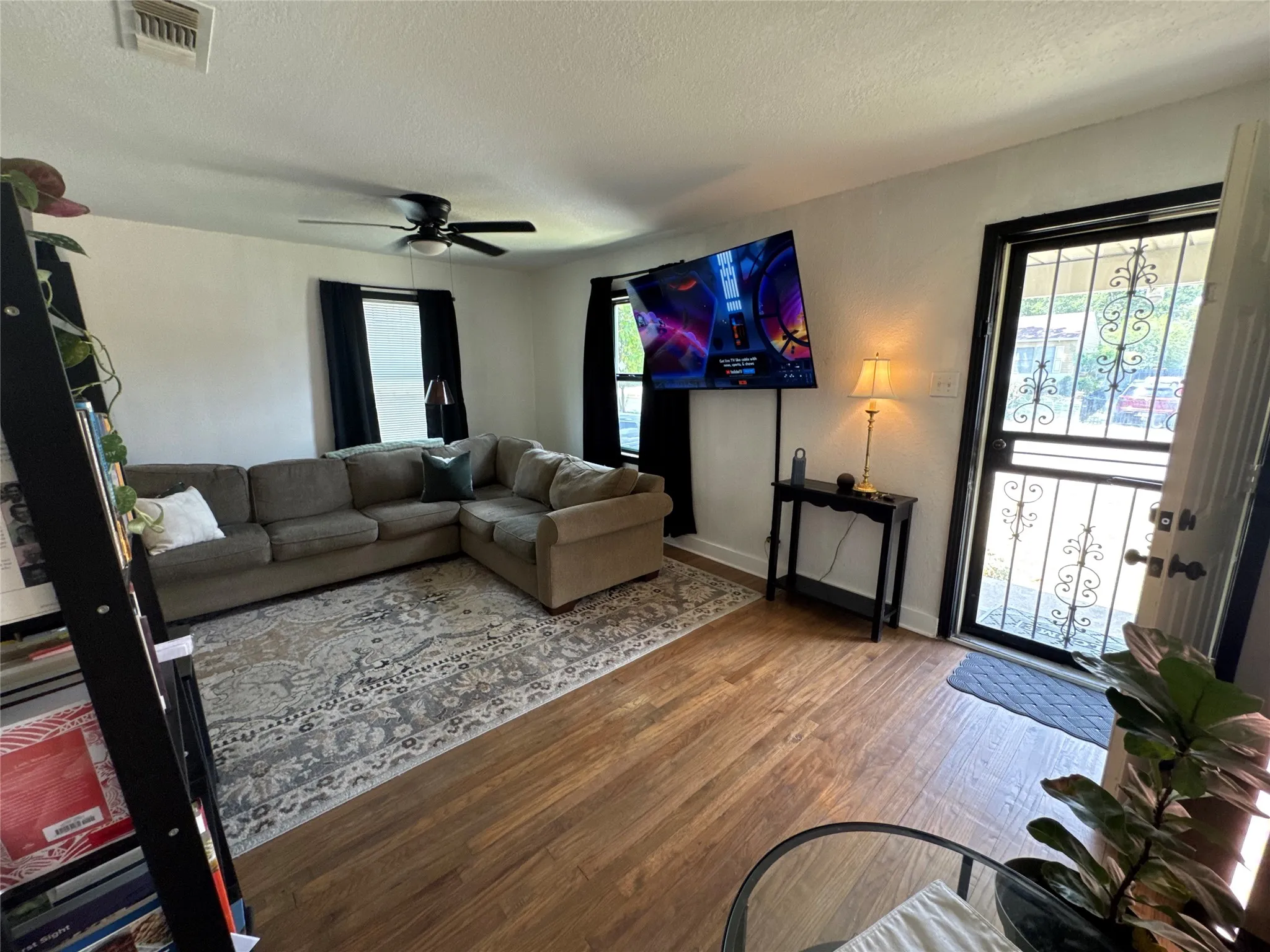 Single Family Residence For Rent in Dallas County , 2454 Lea Crest Drive, Dallas, Texas 75216, 3 Bedroom, 1 Bathroom, Garage spaces, 980 Sqft, built in 1949, mls#21355055, Real Estate Agent in Dallas, Homes For Rent in Dallas county, Homes For Rent in Dallas, Realtor in Dallas Texas, Real Estate Brokerage Independent Realty Texas, Luminita Cordes Realtor