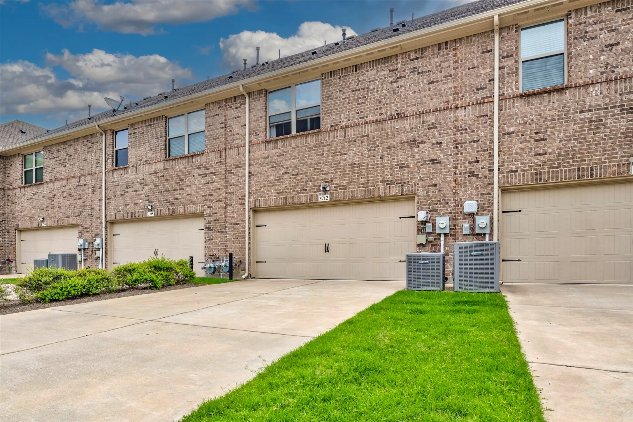 Townhouse For Rent in Collin County , 3712 Lantern Lane, Mc Kinney, Texas 75070, 2 Bedroom, 3 Bathroom, 2 Garage spaces, 1,527 Sqft, built in 2017, mls#21348661, Real Estate Agent in Mc Kinney, Homes For Rent in Collin county, Homes For Rent in Mc Kinney, Realtor in Mc Kinney Texas, Real Estate Brokerage Independent Realty Texas, Luminita Cordes Realtor