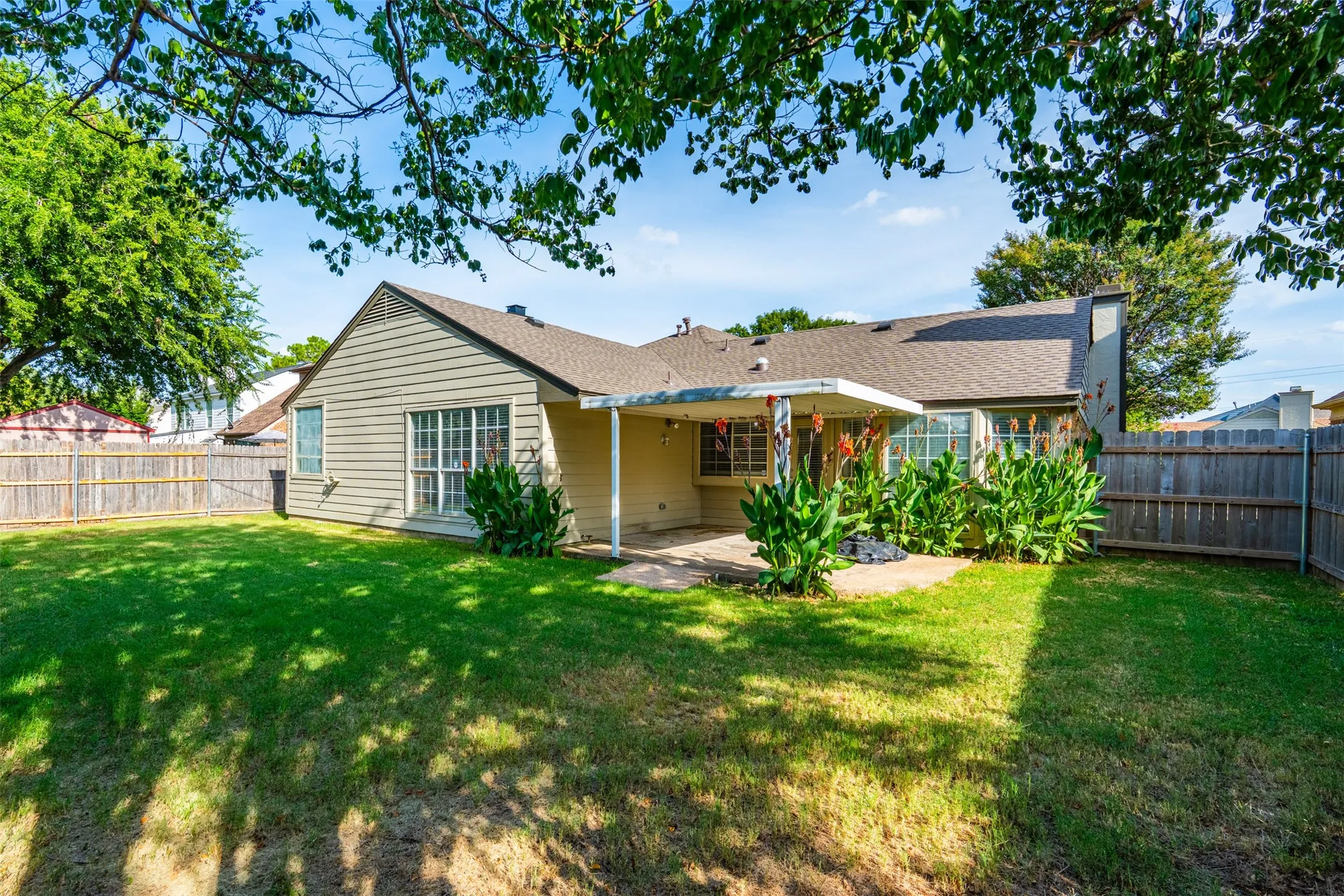 Single Family Residence For Sale in Dallas County , 404 Spencer Circle, Grand Prairie, Texas 75052, 3 Bedroom, 2 Bathroom, 2 Garage spaces, 1,612 Sqft, built in 1986, mls#21355074, Real Estate Agent in Grand Prairie, Homes For Sale in Dallas county, Homes For Sale in Grand Prairie, Realtor in Grand Prairie Texas, Real Estate Brokerage Independent Realty Texas, Luminita Cordes Realtor