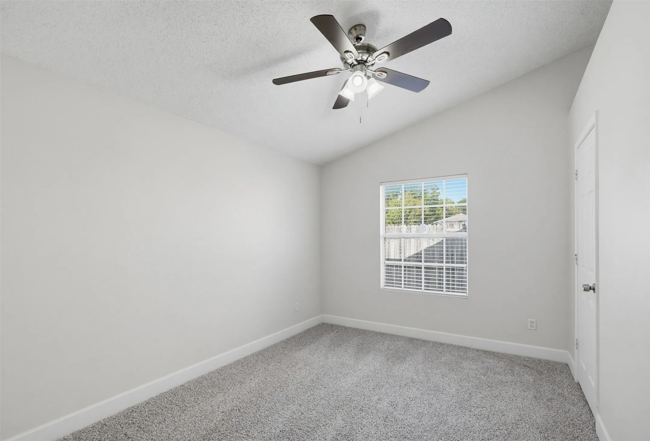 Single Family Residence For Sale in Dallas County , 404 Spencer Circle, Grand Prairie, Texas 75052, 3 Bedroom, 2 Bathroom, 2 Garage spaces, 1,612 Sqft, built in 1986, mls#21355074, Real Estate Agent in Grand Prairie, Homes For Sale in Dallas county, Homes For Sale in Grand Prairie, Realtor in Grand Prairie Texas, Real Estate Brokerage Independent Realty Texas, Luminita Cordes Realtor