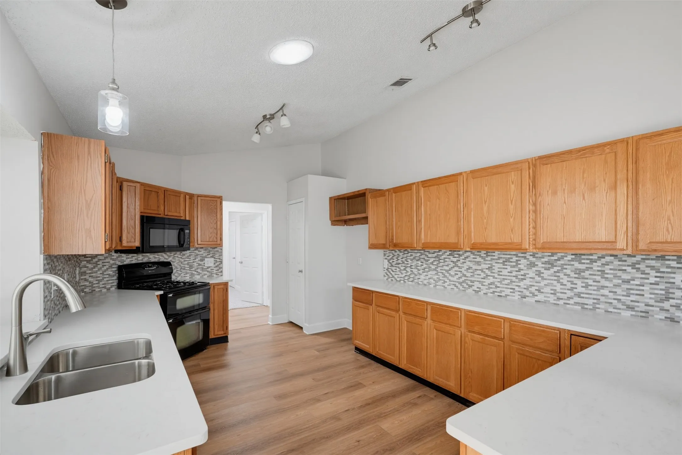 Single Family Residence For Sale in Dallas County , 404 Spencer Circle, Grand Prairie, Texas 75052, 3 Bedroom, 2 Bathroom, 2 Garage spaces, 1,612 Sqft, built in 1986, mls#21355074, Real Estate Agent in Grand Prairie, Homes For Sale in Dallas county, Homes For Sale in Grand Prairie, Realtor in Grand Prairie Texas, Real Estate Brokerage Independent Realty Texas, Luminita Cordes Realtor