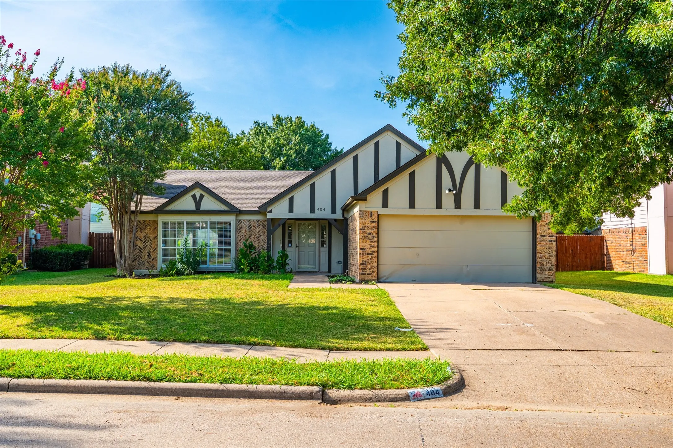 Single Family Residence For Sale in Dallas County , 404 Spencer Circle, Grand Prairie, Texas 75052, 3 Bedroom, 2 Bathroom, 2 Garage spaces, 1,612 Sqft, built in 1986, mls#21355074, Real Estate Agent in Grand Prairie, Homes For Sale in Dallas county, Homes For Sale in Grand Prairie, Realtor in Grand Prairie Texas, Real Estate Brokerage Independent Realty Texas, Luminita Cordes Realtor