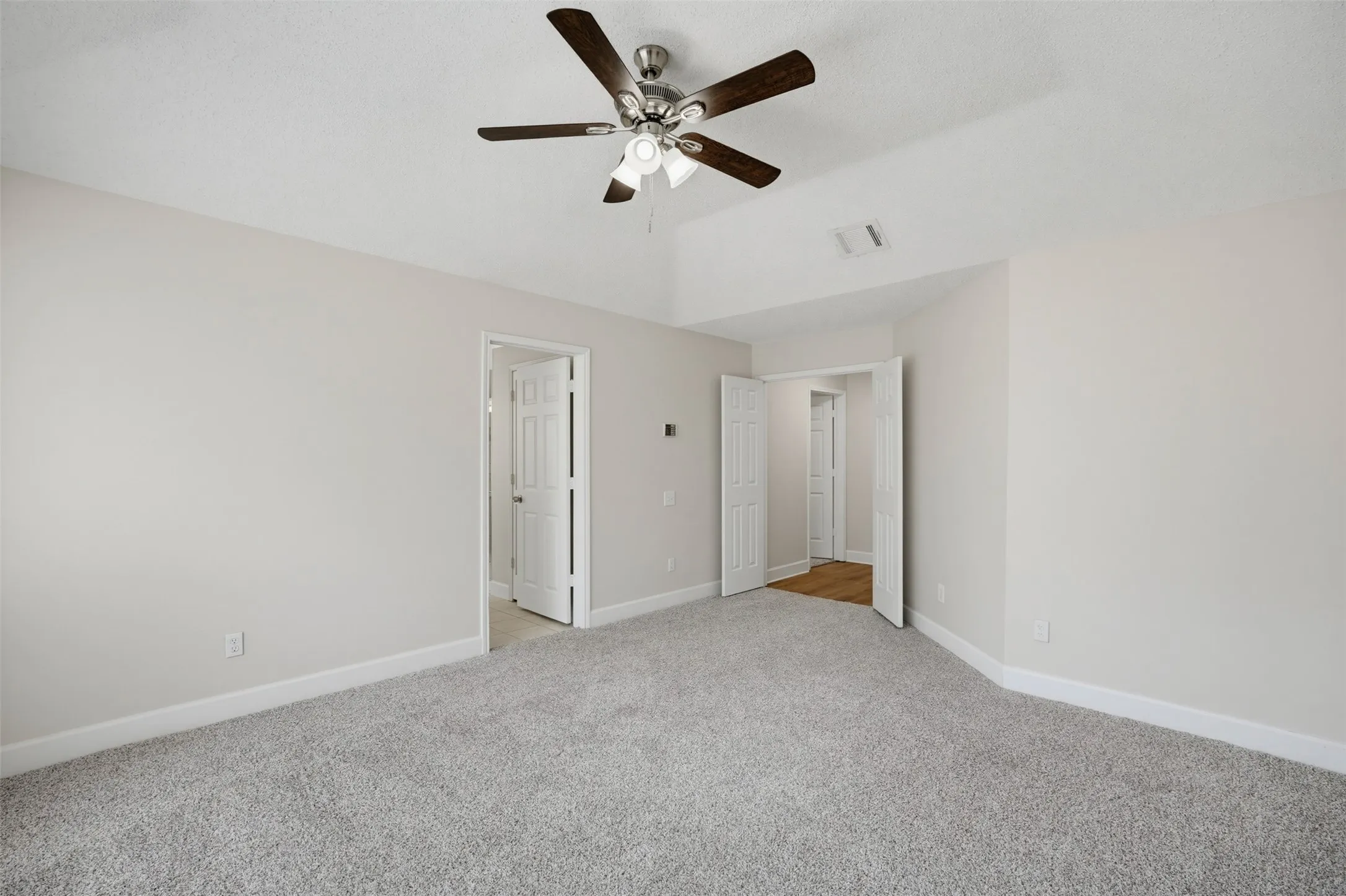 Single Family Residence For Sale in Dallas County , 404 Spencer Circle, Grand Prairie, Texas 75052, 3 Bedroom, 2 Bathroom, 2 Garage spaces, 1,612 Sqft, built in 1986, mls#21355074, Real Estate Agent in Grand Prairie, Homes For Sale in Dallas county, Homes For Sale in Grand Prairie, Realtor in Grand Prairie Texas, Real Estate Brokerage Independent Realty Texas, Luminita Cordes Realtor