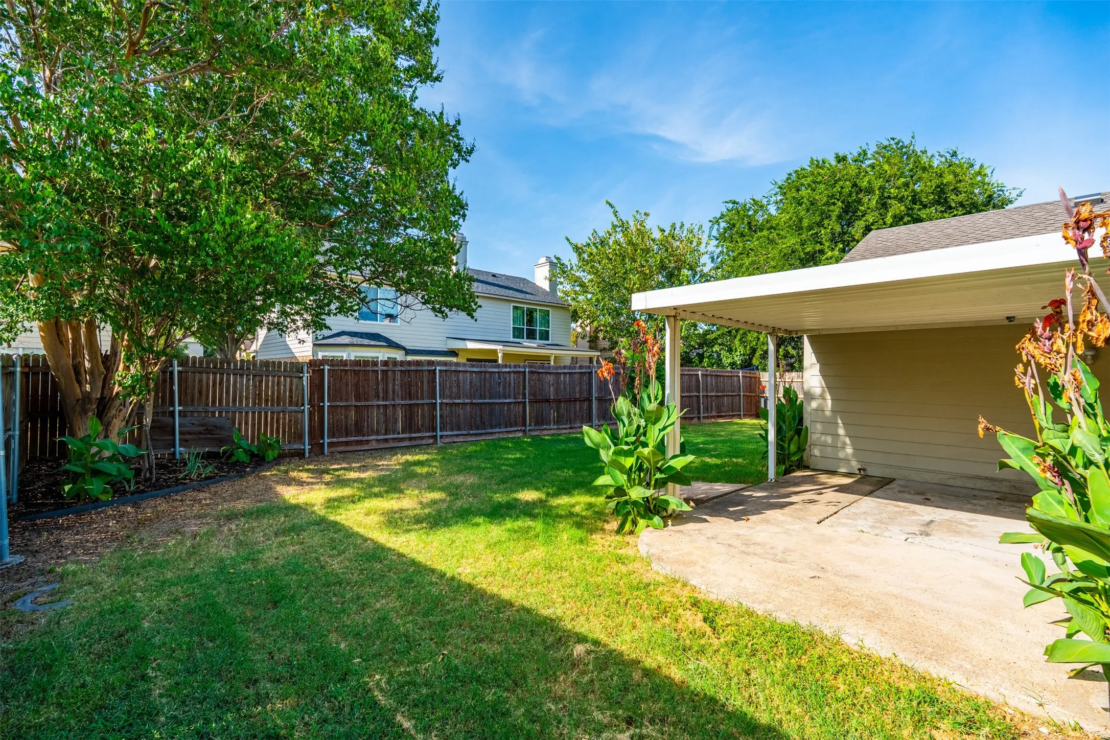 Single Family Residence For Sale in Dallas County , 404 Spencer Circle, Grand Prairie, Texas 75052, 3 Bedroom, 2 Bathroom, 2 Garage spaces, 1,612 Sqft, built in 1986, mls#21355074, Real Estate Agent in Grand Prairie, Homes For Sale in Dallas county, Homes For Sale in Grand Prairie, Realtor in Grand Prairie Texas, Real Estate Brokerage Independent Realty Texas, Luminita Cordes Realtor