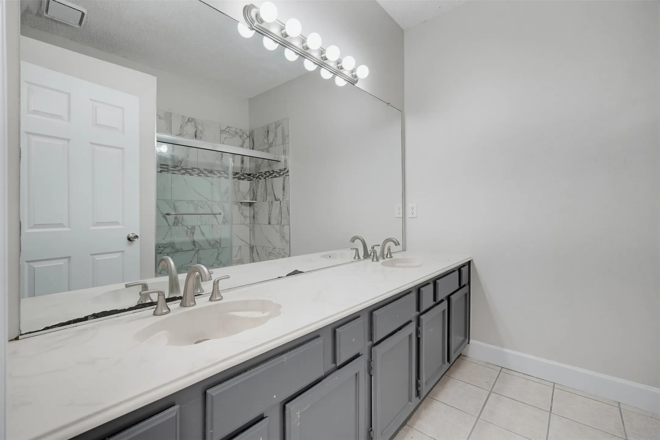 Single Family Residence For Sale in Dallas County , 404 Spencer Circle, Grand Prairie, Texas 75052, 3 Bedroom, 2 Bathroom, 2 Garage spaces, 1,612 Sqft, built in 1986, mls#21355074, Real Estate Agent in Grand Prairie, Homes For Sale in Dallas county, Homes For Sale in Grand Prairie, Realtor in Grand Prairie Texas, Real Estate Brokerage Independent Realty Texas, Luminita Cordes Realtor