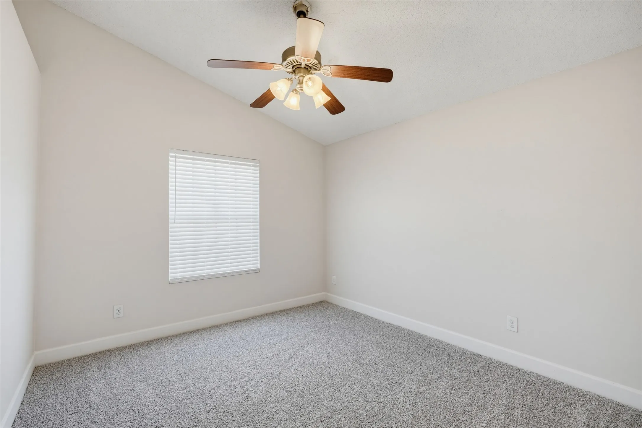 Single Family Residence For Sale in Dallas County , 404 Spencer Circle, Grand Prairie, Texas 75052, 3 Bedroom, 2 Bathroom, 2 Garage spaces, 1,612 Sqft, built in 1986, mls#21355074, Real Estate Agent in Grand Prairie, Homes For Sale in Dallas county, Homes For Sale in Grand Prairie, Realtor in Grand Prairie Texas, Real Estate Brokerage Independent Realty Texas, Luminita Cordes Realtor