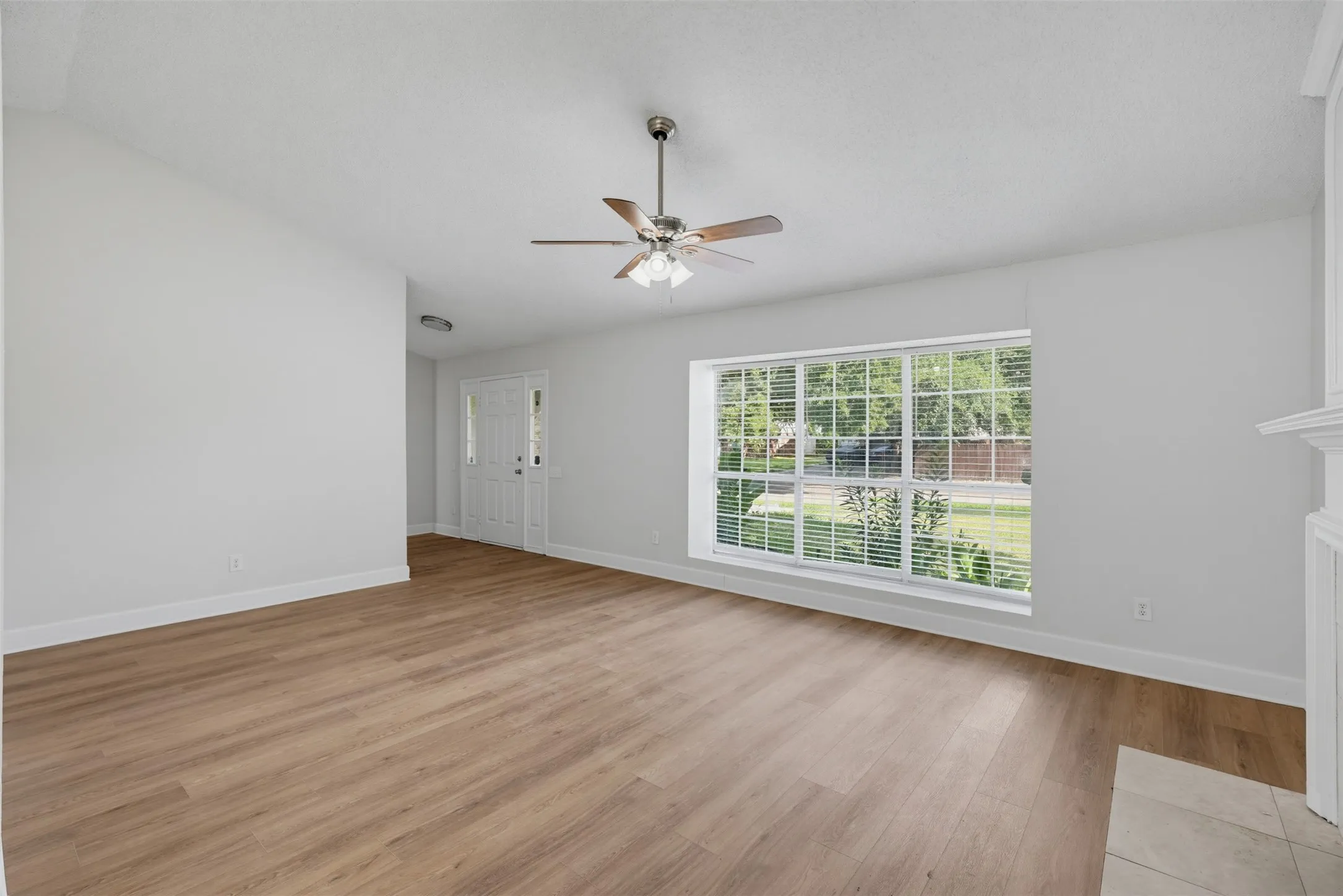 Single Family Residence For Sale in Dallas County , 404 Spencer Circle, Grand Prairie, Texas 75052, 3 Bedroom, 2 Bathroom, 2 Garage spaces, 1,612 Sqft, built in 1986, mls#21355074, Real Estate Agent in Grand Prairie, Homes For Sale in Dallas county, Homes For Sale in Grand Prairie, Realtor in Grand Prairie Texas, Real Estate Brokerage Independent Realty Texas, Luminita Cordes Realtor