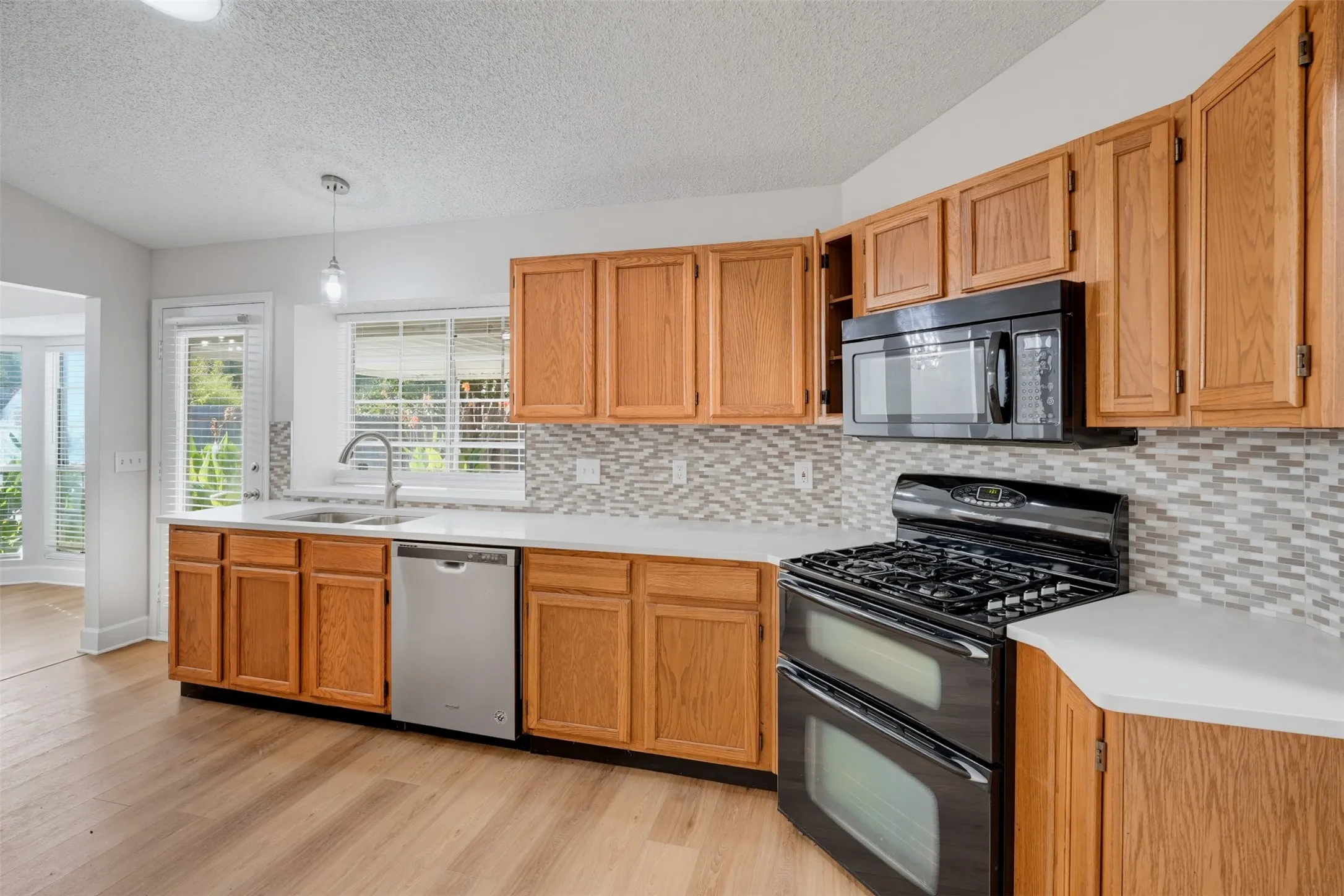 Single Family Residence For Sale in Dallas County , 404 Spencer Circle, Grand Prairie, Texas 75052, 3 Bedroom, 2 Bathroom, 2 Garage spaces, 1,612 Sqft, built in 1986, mls#21355074, Real Estate Agent in Grand Prairie, Homes For Sale in Dallas county, Homes For Sale in Grand Prairie, Realtor in Grand Prairie Texas, Real Estate Brokerage Independent Realty Texas, Luminita Cordes Realtor