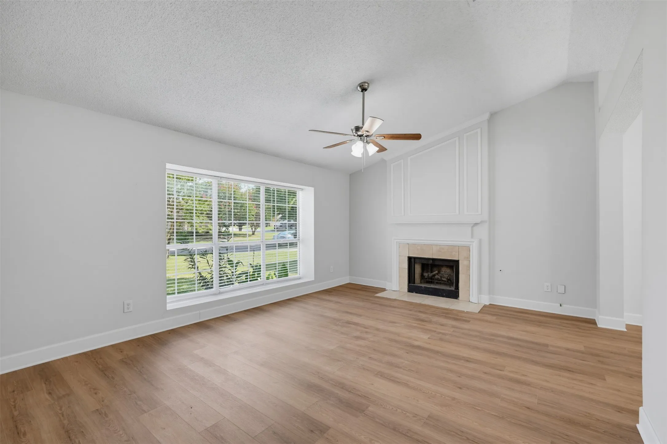 Single Family Residence For Sale in Dallas County , 404 Spencer Circle, Grand Prairie, Texas 75052, 3 Bedroom, 2 Bathroom, 2 Garage spaces, 1,612 Sqft, built in 1986, mls#21355074, Real Estate Agent in Grand Prairie, Homes For Sale in Dallas county, Homes For Sale in Grand Prairie, Realtor in Grand Prairie Texas, Real Estate Brokerage Independent Realty Texas, Luminita Cordes Realtor