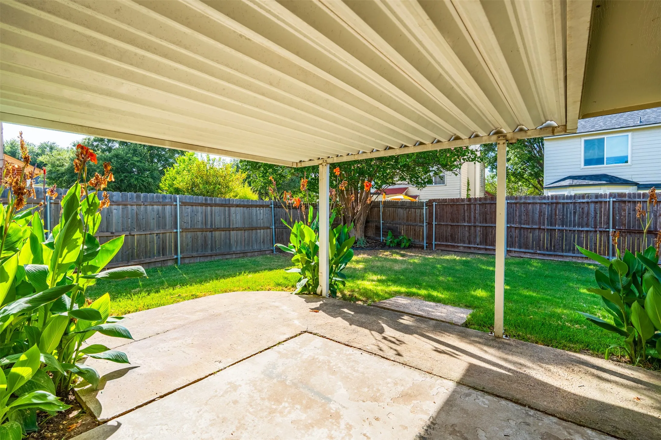 Single Family Residence For Sale in Dallas County , 404 Spencer Circle, Grand Prairie, Texas 75052, 3 Bedroom, 2 Bathroom, 2 Garage spaces, 1,612 Sqft, built in 1986, mls#21355074, Real Estate Agent in Grand Prairie, Homes For Sale in Dallas county, Homes For Sale in Grand Prairie, Realtor in Grand Prairie Texas, Real Estate Brokerage Independent Realty Texas, Luminita Cordes Realtor