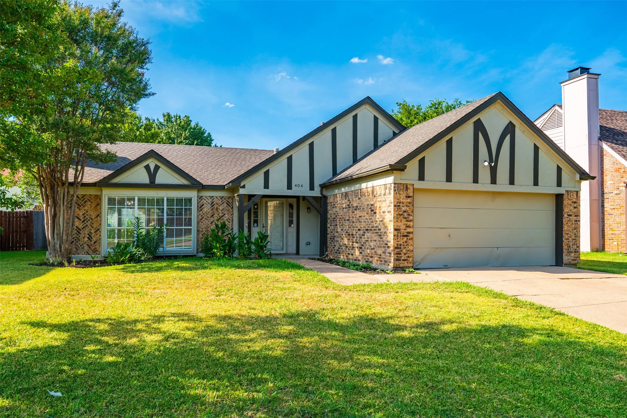 Single Family Residence For Sale in Dallas County , 404 Spencer Circle, Grand Prairie, Texas 75052, 3 Bedroom, 2 Bathroom, 2 Garage spaces, 1,612 Sqft, built in 1986, mls#21355074, Real Estate Agent in Grand Prairie, Homes For Sale in Dallas county, Homes For Sale in Grand Prairie, Realtor in Grand Prairie Texas, Real Estate Brokerage Independent Realty Texas, Luminita Cordes Realtor