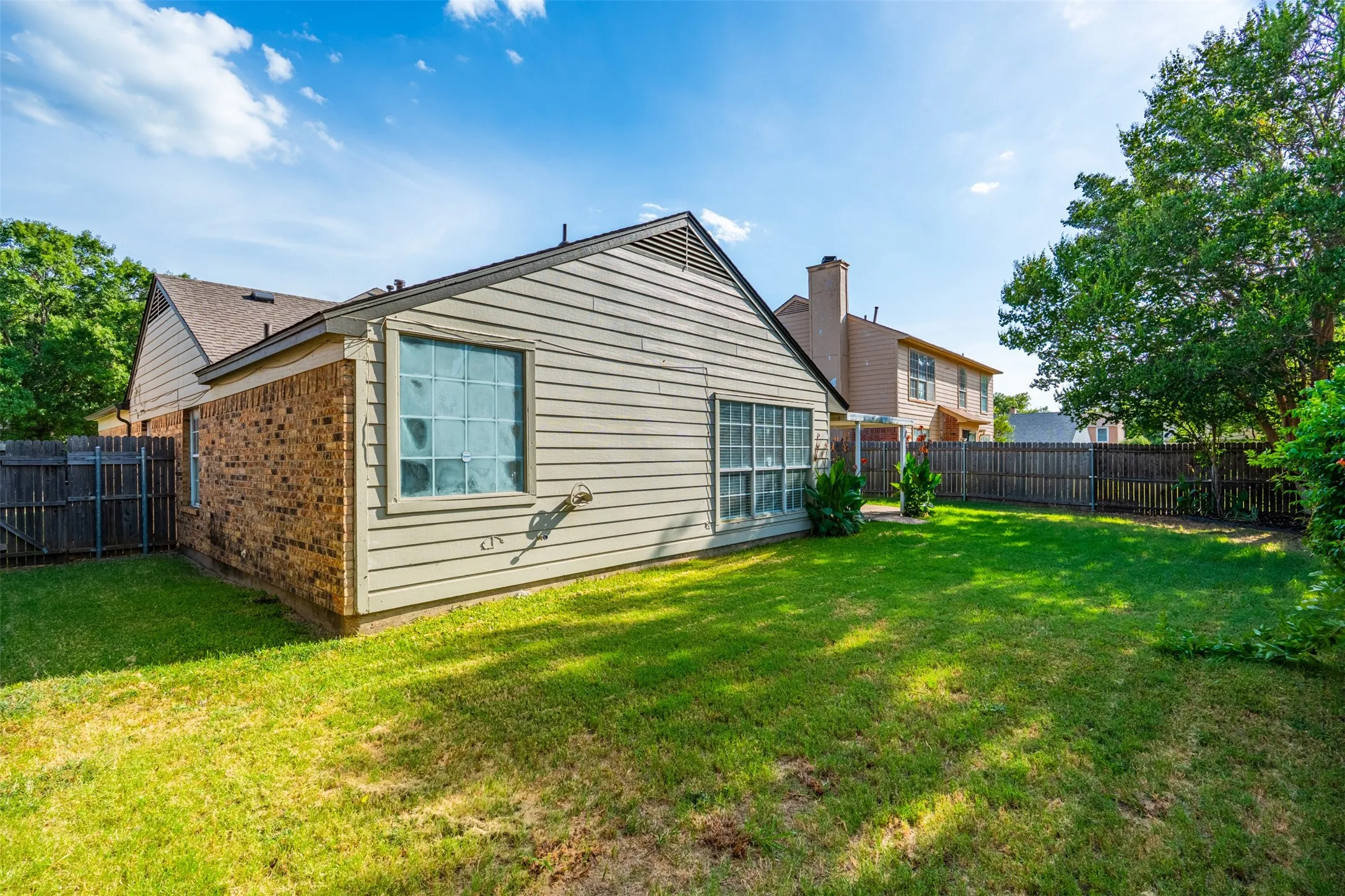 Single Family Residence For Sale in Dallas County , 404 Spencer Circle, Grand Prairie, Texas 75052, 3 Bedroom, 2 Bathroom, 2 Garage spaces, 1,612 Sqft, built in 1986, mls#21355074, Real Estate Agent in Grand Prairie, Homes For Sale in Dallas county, Homes For Sale in Grand Prairie, Realtor in Grand Prairie Texas, Real Estate Brokerage Independent Realty Texas, Luminita Cordes Realtor