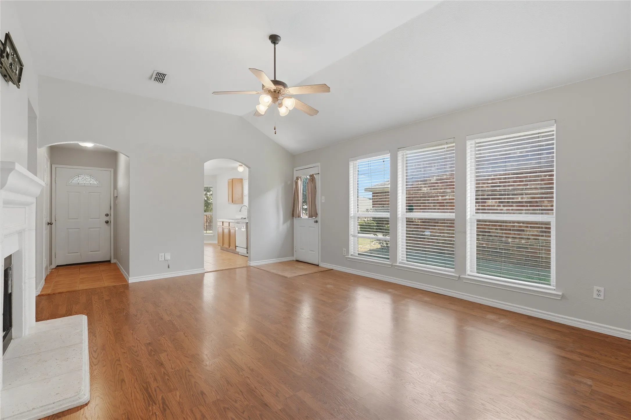 Single Family Residence For Rent in Tarrant County , 13021 Evergreen Drive, Fort Worth, Texas 76244, 3 Bedroom, 2 Bathroom, 2 Garage spaces, 1,321 Sqft, built in 2003, mls#21355084, Real Estate Agent in Fort Worth, Homes For Rent in Tarrant county, Homes For Rent in Fort Worth, Realtor in Fort Worth Texas, Real Estate Brokerage Independent Realty Texas, Luminita Cordes Realtor