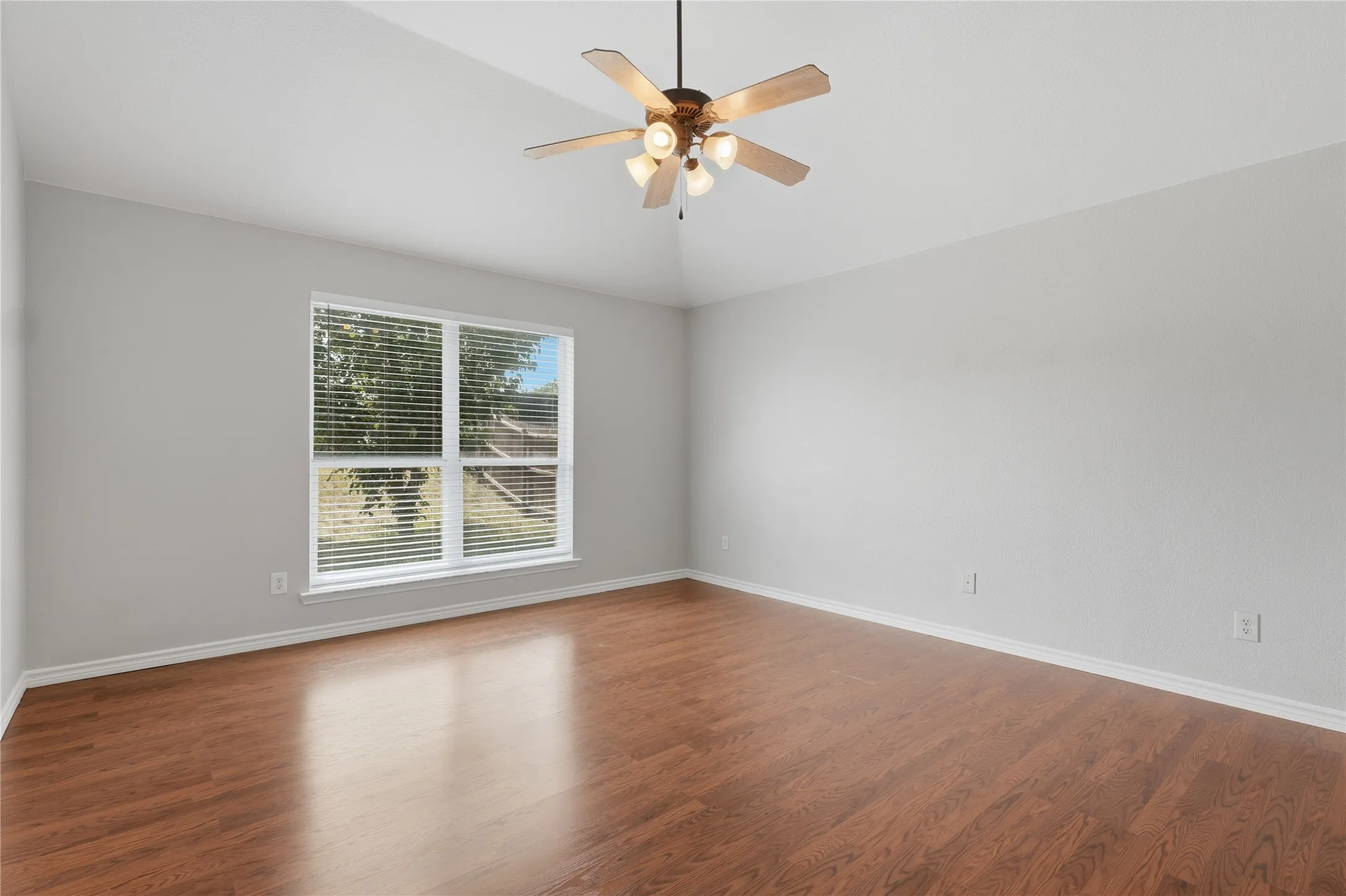 Single Family Residence For Rent in Tarrant County , 13021 Evergreen Drive, Fort Worth, Texas 76244, 3 Bedroom, 2 Bathroom, 2 Garage spaces, 1,321 Sqft, built in 2003, mls#21355084, Real Estate Agent in Fort Worth, Homes For Rent in Tarrant county, Homes For Rent in Fort Worth, Realtor in Fort Worth Texas, Real Estate Brokerage Independent Realty Texas, Luminita Cordes Realtor