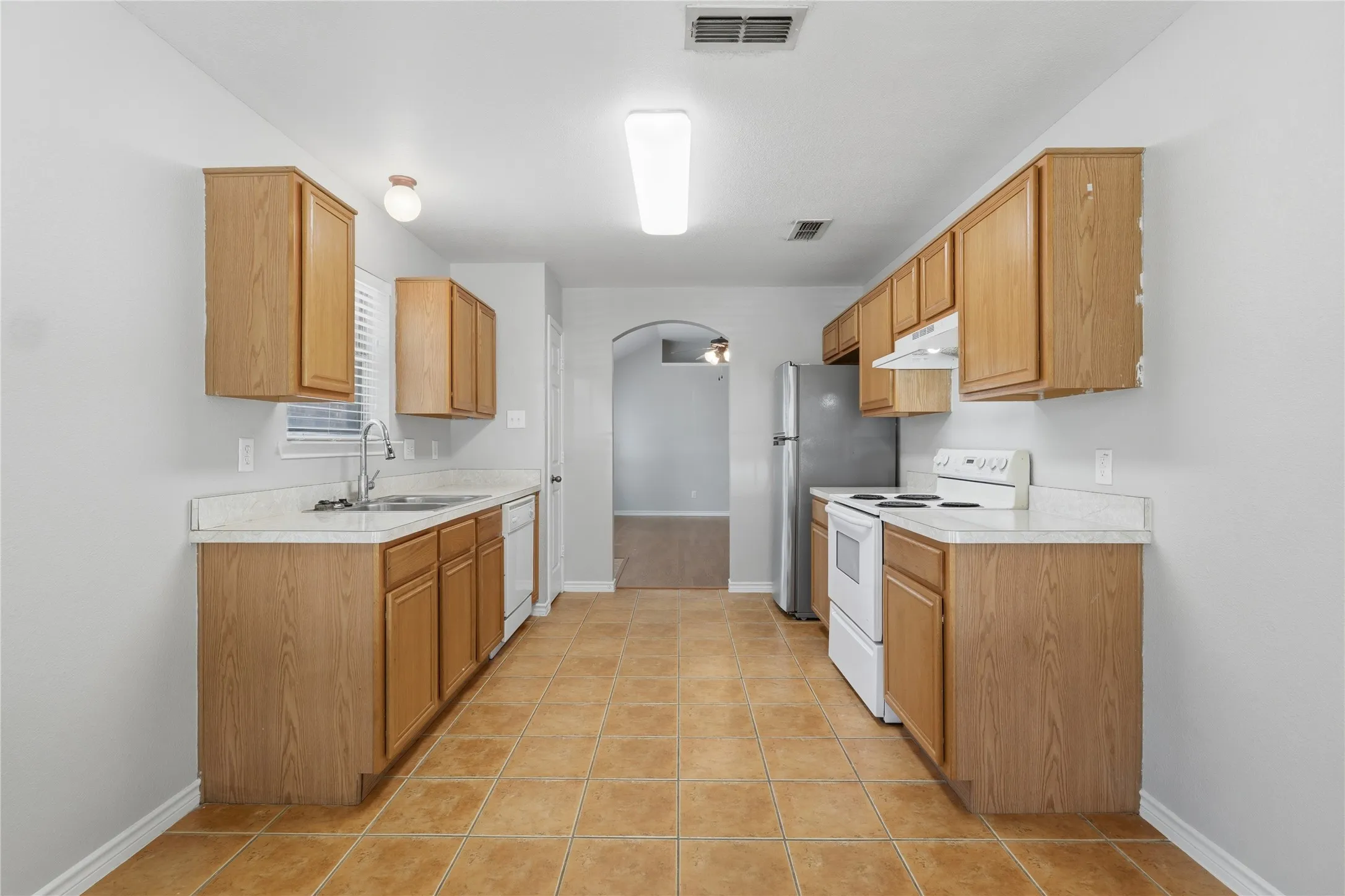 Single Family Residence For Rent in Tarrant County , 13021 Evergreen Drive, Fort Worth, Texas 76244, 3 Bedroom, 2 Bathroom, 2 Garage spaces, 1,321 Sqft, built in 2003, mls#21355084, Real Estate Agent in Fort Worth, Homes For Rent in Tarrant county, Homes For Rent in Fort Worth, Realtor in Fort Worth Texas, Real Estate Brokerage Independent Realty Texas, Luminita Cordes Realtor