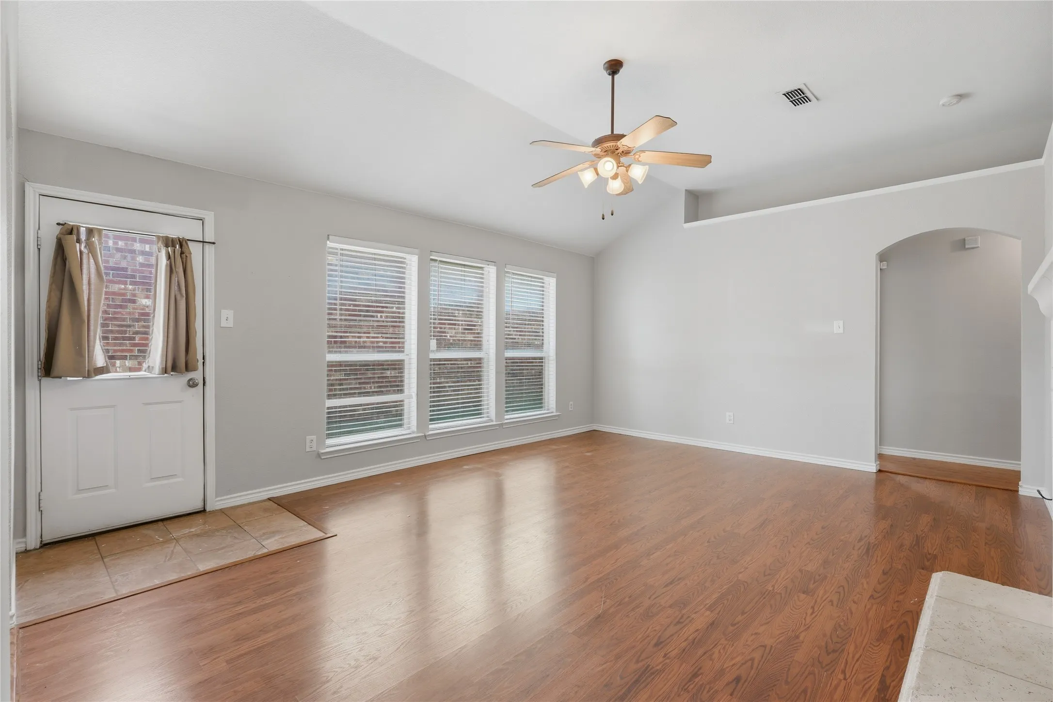 Single Family Residence For Rent in Tarrant County , 13021 Evergreen Drive, Fort Worth, Texas 76244, 3 Bedroom, 2 Bathroom, 2 Garage spaces, 1,321 Sqft, built in 2003, mls#21355084, Real Estate Agent in Fort Worth, Homes For Rent in Tarrant county, Homes For Rent in Fort Worth, Realtor in Fort Worth Texas, Real Estate Brokerage Independent Realty Texas, Luminita Cordes Realtor