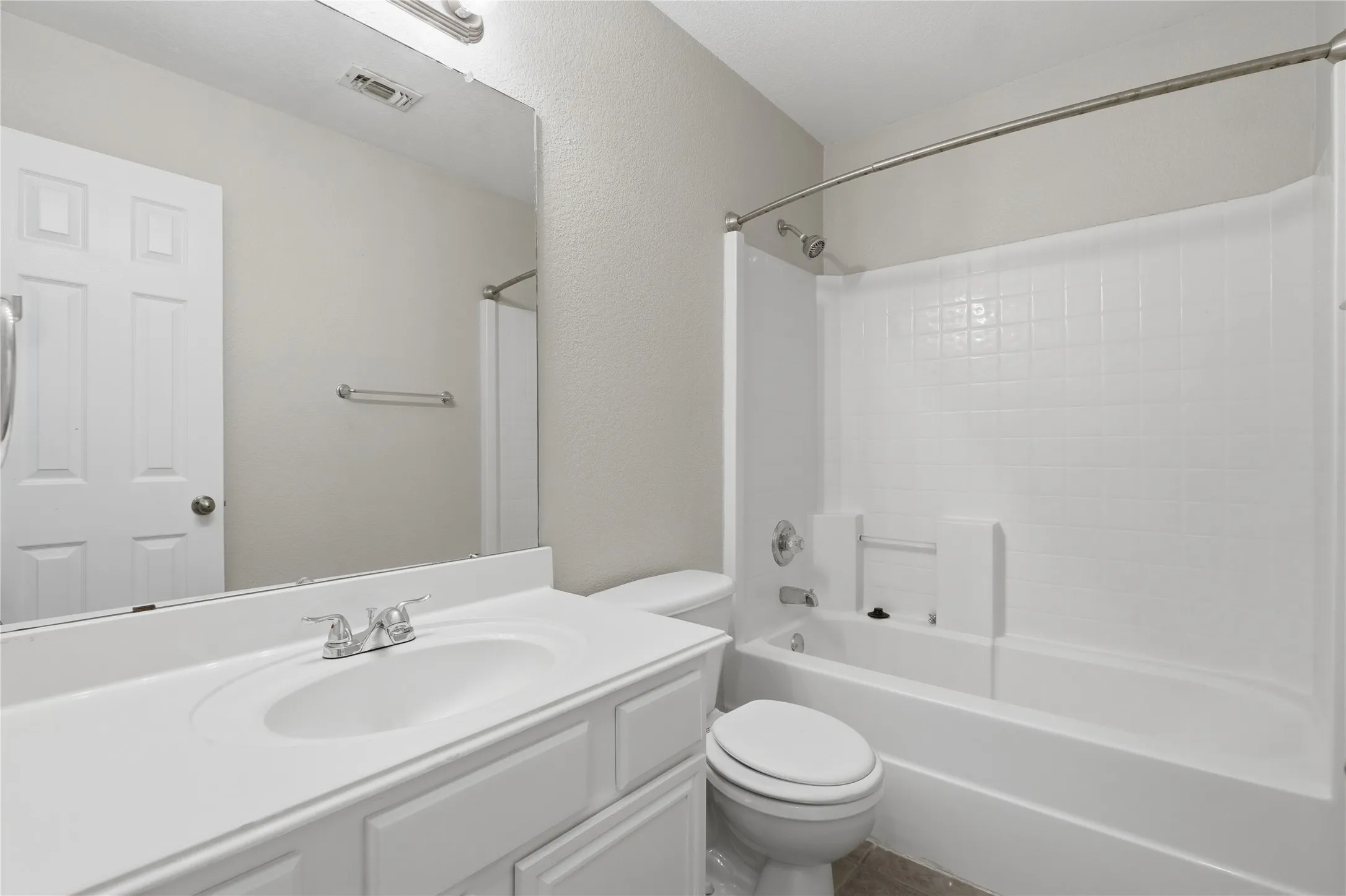 Single Family Residence For Rent in Tarrant County , 13021 Evergreen Drive, Fort Worth, Texas 76244, 3 Bedroom, 2 Bathroom, 2 Garage spaces, 1,321 Sqft, built in 2003, mls#21355084, Real Estate Agent in Fort Worth, Homes For Rent in Tarrant county, Homes For Rent in Fort Worth, Realtor in Fort Worth Texas, Real Estate Brokerage Independent Realty Texas, Luminita Cordes Realtor