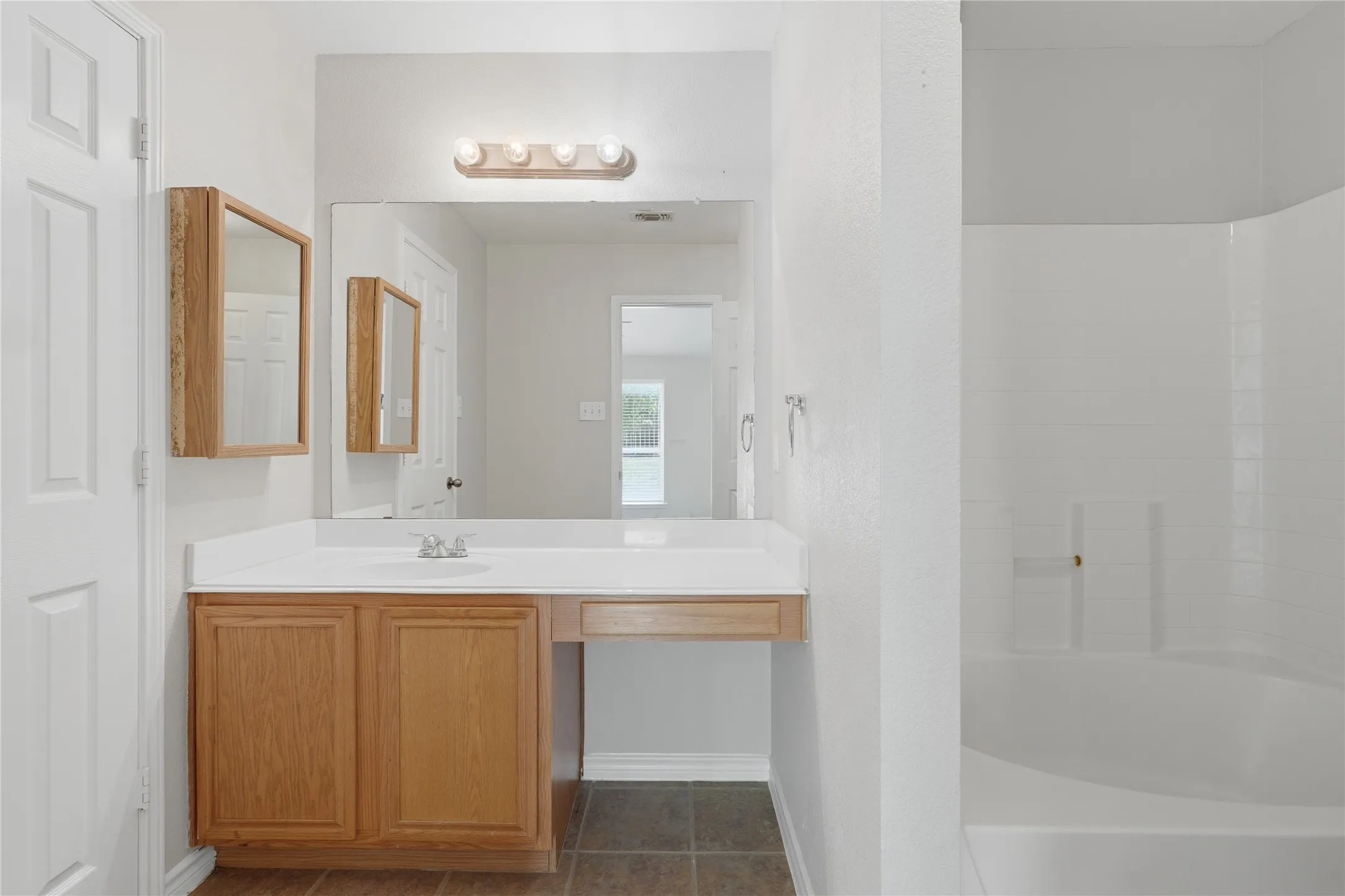 Single Family Residence For Rent in Tarrant County , 13021 Evergreen Drive, Fort Worth, Texas 76244, 3 Bedroom, 2 Bathroom, 2 Garage spaces, 1,321 Sqft, built in 2003, mls#21355084, Real Estate Agent in Fort Worth, Homes For Rent in Tarrant county, Homes For Rent in Fort Worth, Realtor in Fort Worth Texas, Real Estate Brokerage Independent Realty Texas, Luminita Cordes Realtor