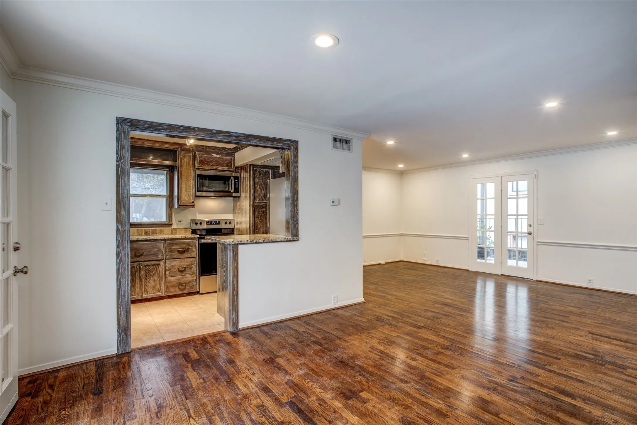 Condominium For Rent in Dallas County , 3610 Prescott Avenue, Dallas, Texas 75219, 2 Bedroom, 2 Bathroom, 1 Garage spaces, 1,117 Sqft, built in 1968, Price $2,620, mls#21348444, Real Estate Agent in Dallas, Homes For Rent in Dallas county, Homes For Rent in Dallas, Realtor in Dallas Texas, Real Estate Brokerage Independent Realty Texas, Luminita Cordes Realtor