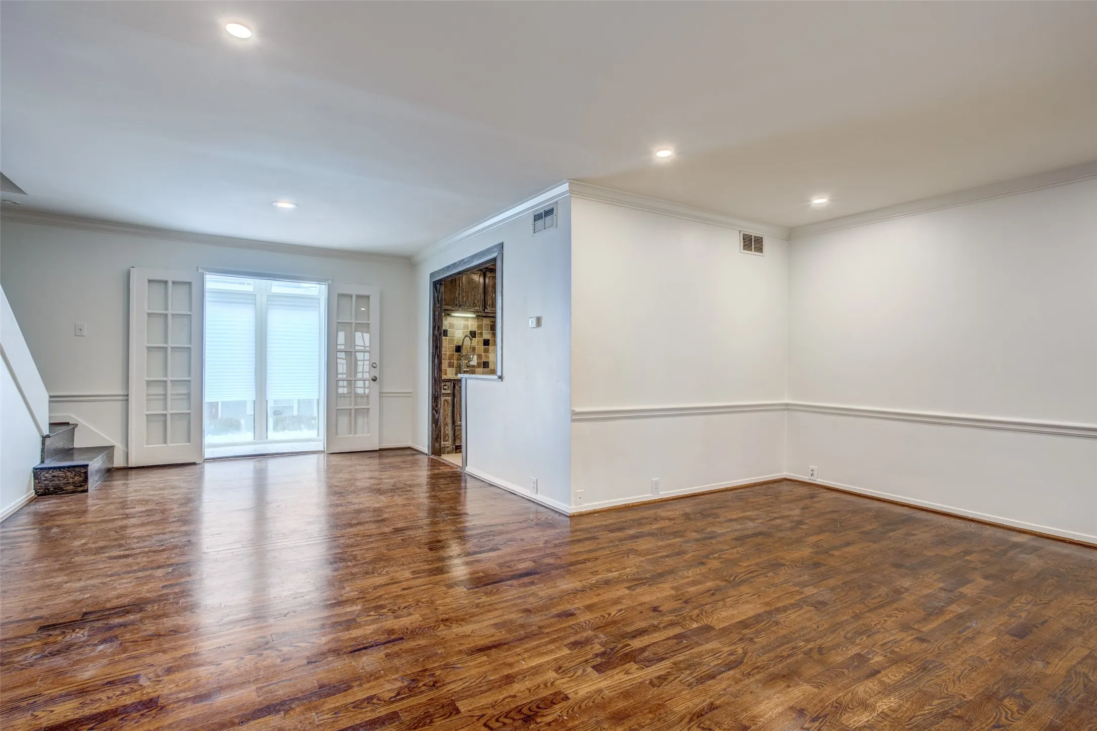 Condominium For Rent in Dallas County , 3610 Prescott Avenue, Dallas, Texas 75219, 2 Bedroom, 2 Bathroom, 1 Garage spaces, 1,117 Sqft, built in 1968, Price $2,620, mls#21348444, Real Estate Agent in Dallas, Homes For Rent in Dallas county, Homes For Rent in Dallas, Realtor in Dallas Texas, Real Estate Brokerage Independent Realty Texas, Luminita Cordes Realtor