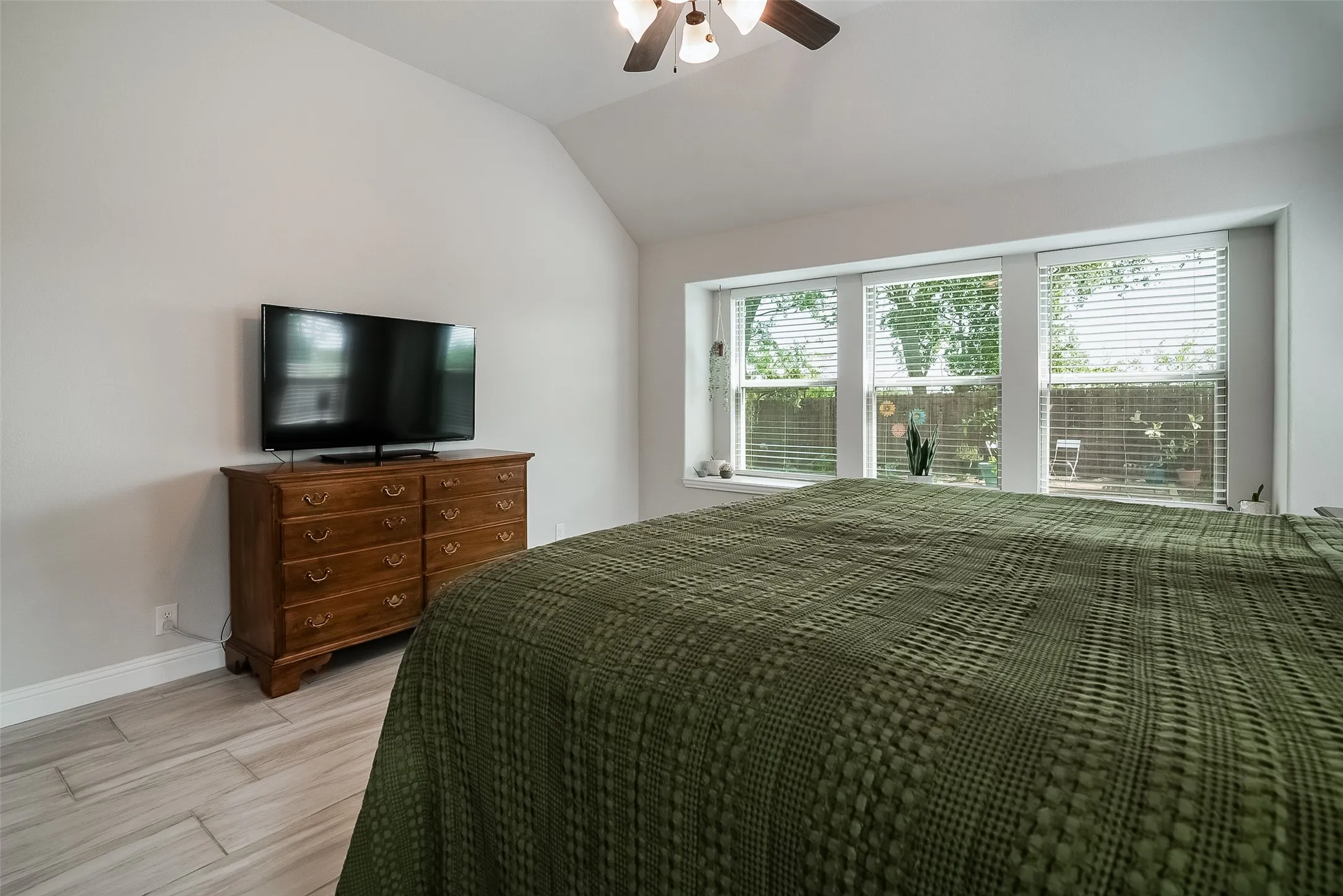 Single Family Residence For Sale in Grayson County , 201 Providence Drive, Van Alstyne, Texas 75495, 3 Bedroom, 2 Bathroom, 2 Garage spaces, 1,611 Sqft, built in 2021, mls#21354986, Real Estate Agent in Van Alstyne, Homes For Sale in Grayson county, Homes For Sale in Van Alstyne, Realtor in Van Alstyne Texas, Real Estate Brokerage Independent Realty Texas, Luminita Cordes Realtor