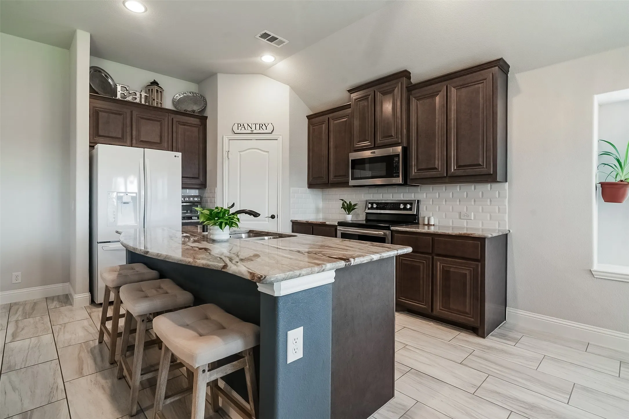 Single Family Residence For Sale in Grayson County , 201 Providence Drive, Van Alstyne, Texas 75495, 3 Bedroom, 2 Bathroom, 2 Garage spaces, 1,611 Sqft, built in 2021, mls#21354986, Real Estate Agent in Van Alstyne, Homes For Sale in Grayson county, Homes For Sale in Van Alstyne, Realtor in Van Alstyne Texas, Real Estate Brokerage Independent Realty Texas, Luminita Cordes Realtor