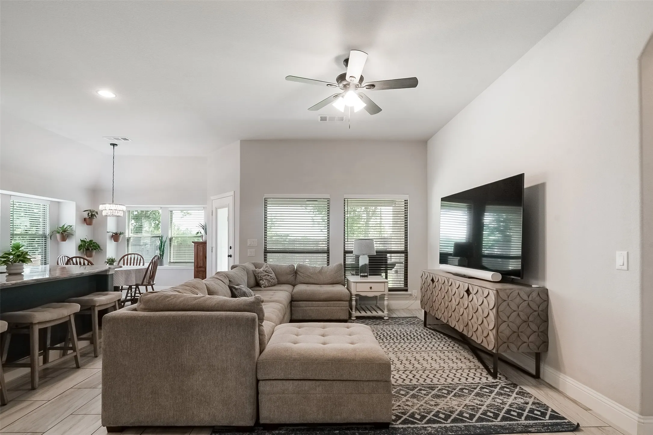 Single Family Residence For Sale in Grayson County , 201 Providence Drive, Van Alstyne, Texas 75495, 3 Bedroom, 2 Bathroom, 2 Garage spaces, 1,611 Sqft, built in 2021, mls#21354986, Real Estate Agent in Van Alstyne, Homes For Sale in Grayson county, Homes For Sale in Van Alstyne, Realtor in Van Alstyne Texas, Real Estate Brokerage Independent Realty Texas, Luminita Cordes Realtor