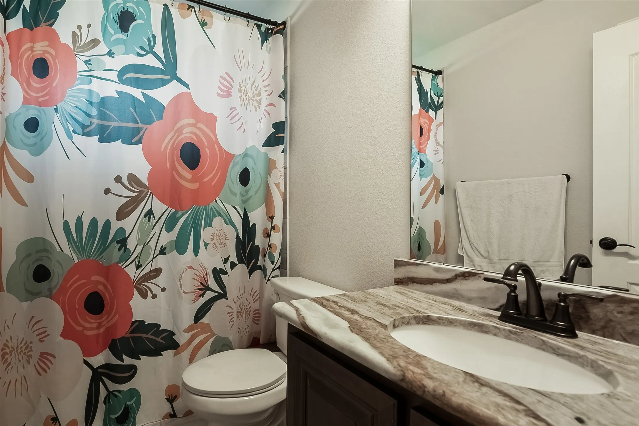 Single Family Residence For Sale in Grayson County , 201 Providence Drive, Van Alstyne, Texas 75495, 3 Bedroom, 2 Bathroom, 2 Garage spaces, 1,611 Sqft, built in 2021, mls#21354986, Real Estate Agent in Van Alstyne, Homes For Sale in Grayson county, Homes For Sale in Van Alstyne, Realtor in Van Alstyne Texas, Real Estate Brokerage Independent Realty Texas, Luminita Cordes Realtor