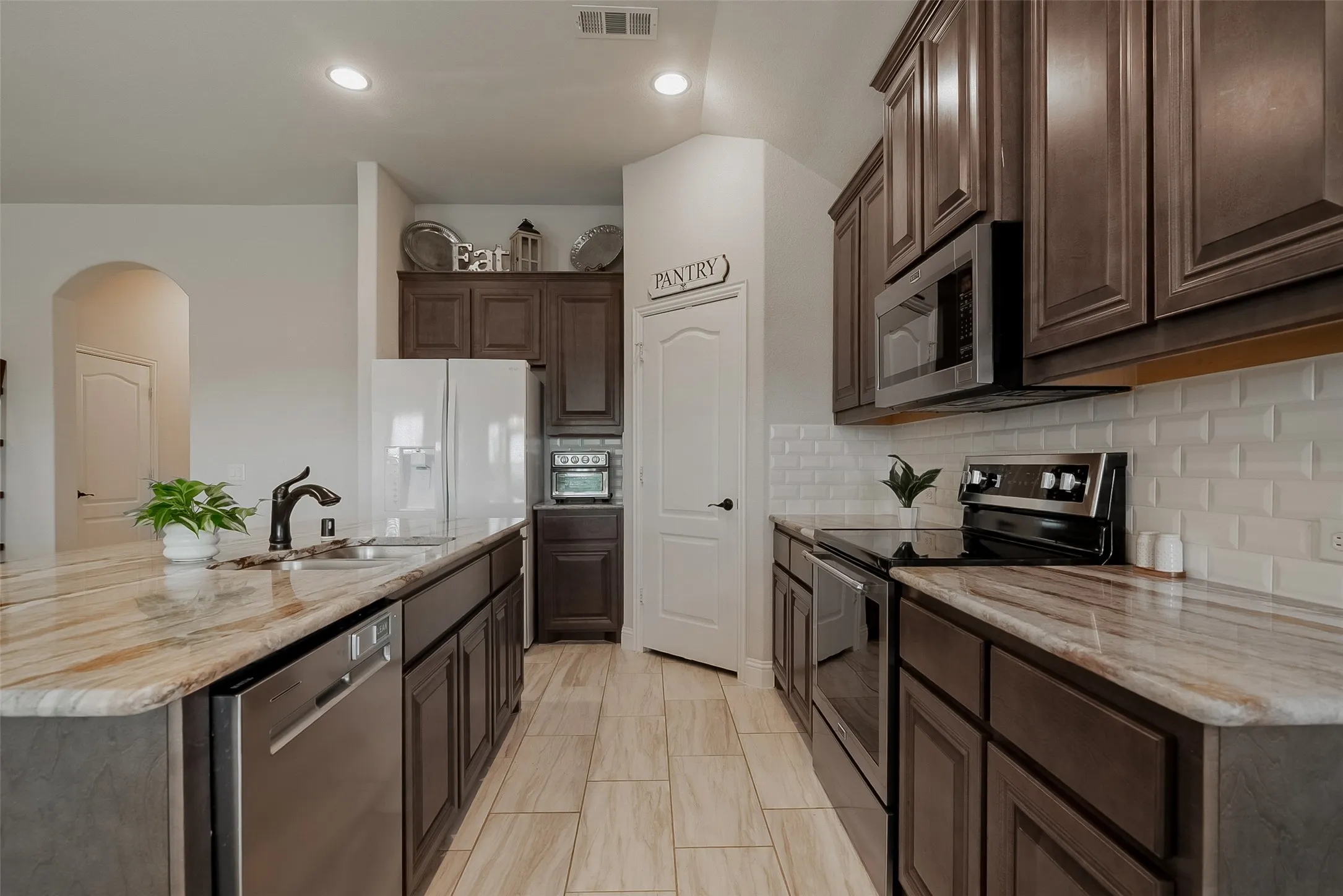 Single Family Residence For Sale in Grayson County , 201 Providence Drive, Van Alstyne, Texas 75495, 3 Bedroom, 2 Bathroom, 2 Garage spaces, 1,611 Sqft, built in 2021, mls#21354986, Real Estate Agent in Van Alstyne, Homes For Sale in Grayson county, Homes For Sale in Van Alstyne, Realtor in Van Alstyne Texas, Real Estate Brokerage Independent Realty Texas, Luminita Cordes Realtor