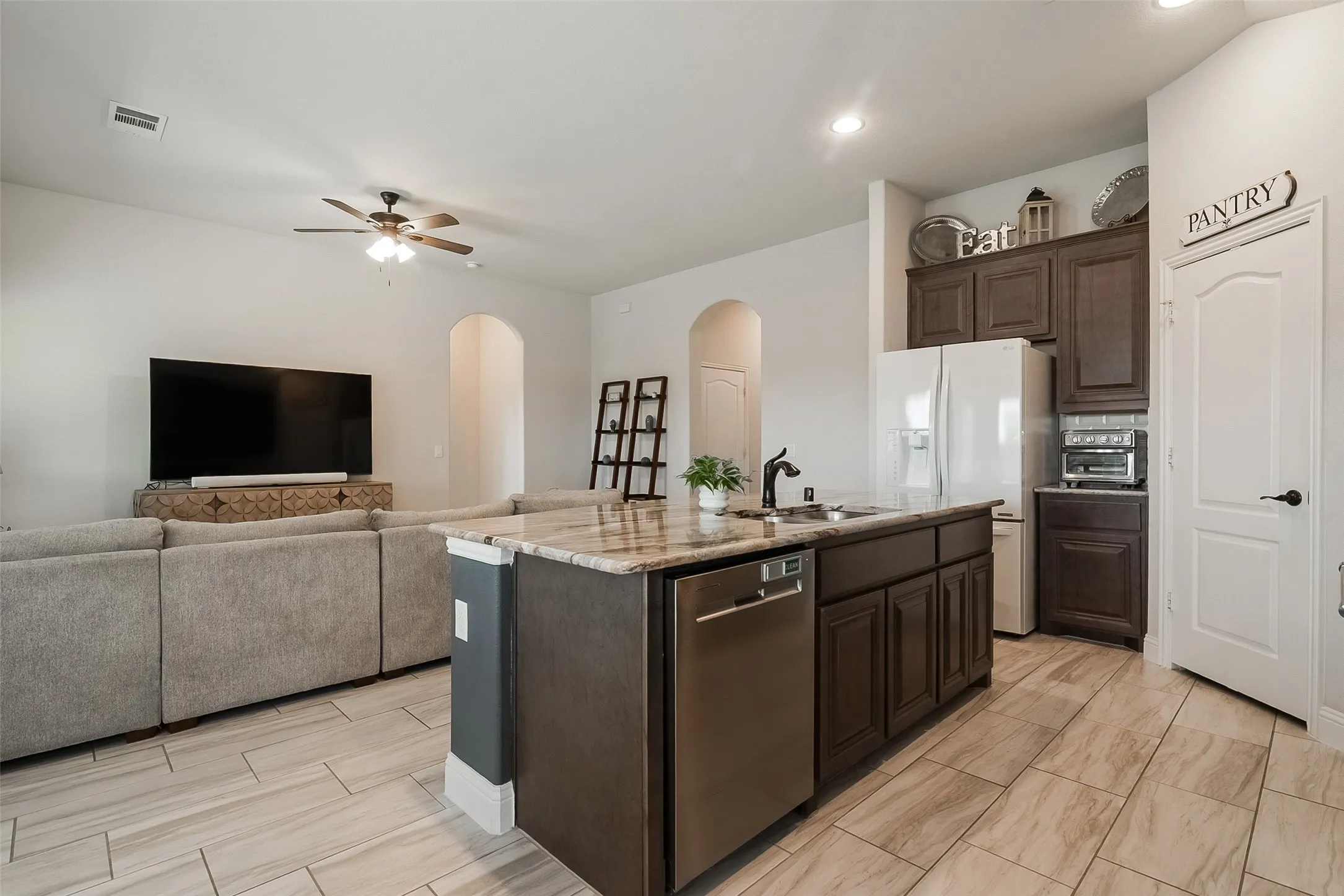 Single Family Residence For Sale in Grayson County , 201 Providence Drive, Van Alstyne, Texas 75495, 3 Bedroom, 2 Bathroom, 2 Garage spaces, 1,611 Sqft, built in 2021, mls#21354986, Real Estate Agent in Van Alstyne, Homes For Sale in Grayson county, Homes For Sale in Van Alstyne, Realtor in Van Alstyne Texas, Real Estate Brokerage Independent Realty Texas, Luminita Cordes Realtor